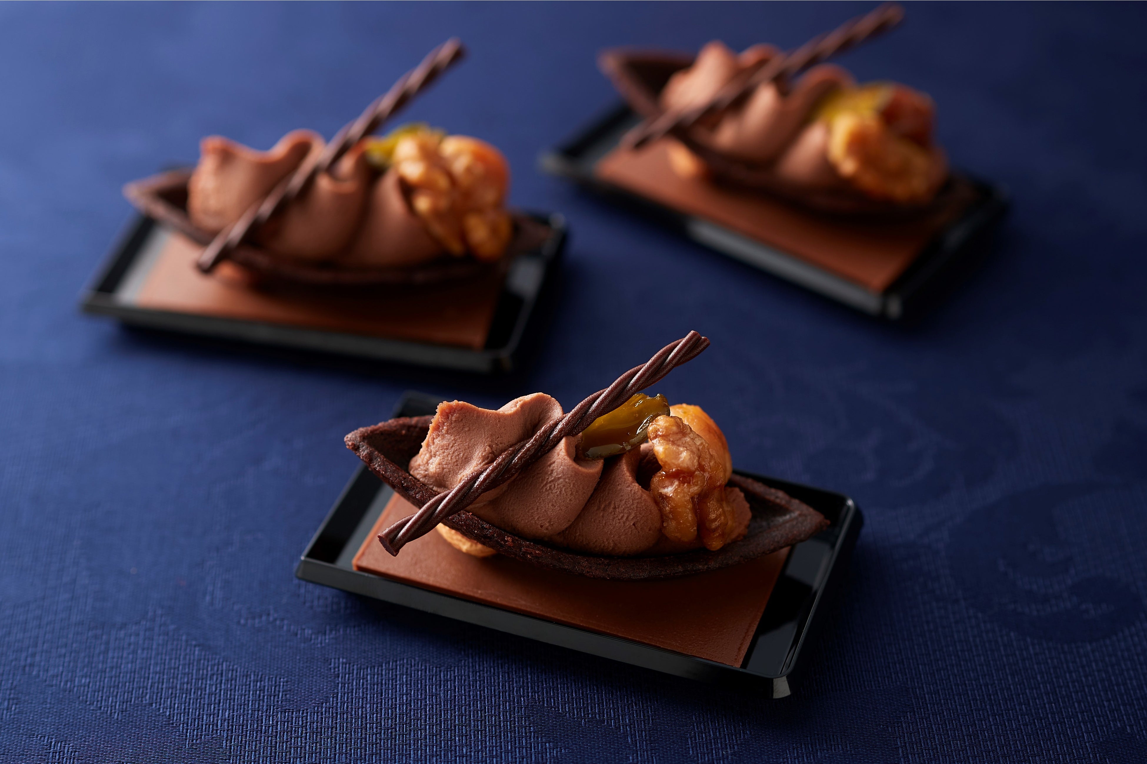 ミュージカル『オペラ座の怪人』 コラボレーションメニューより 神秘の湖～ボート仕立てのチョコクリーム