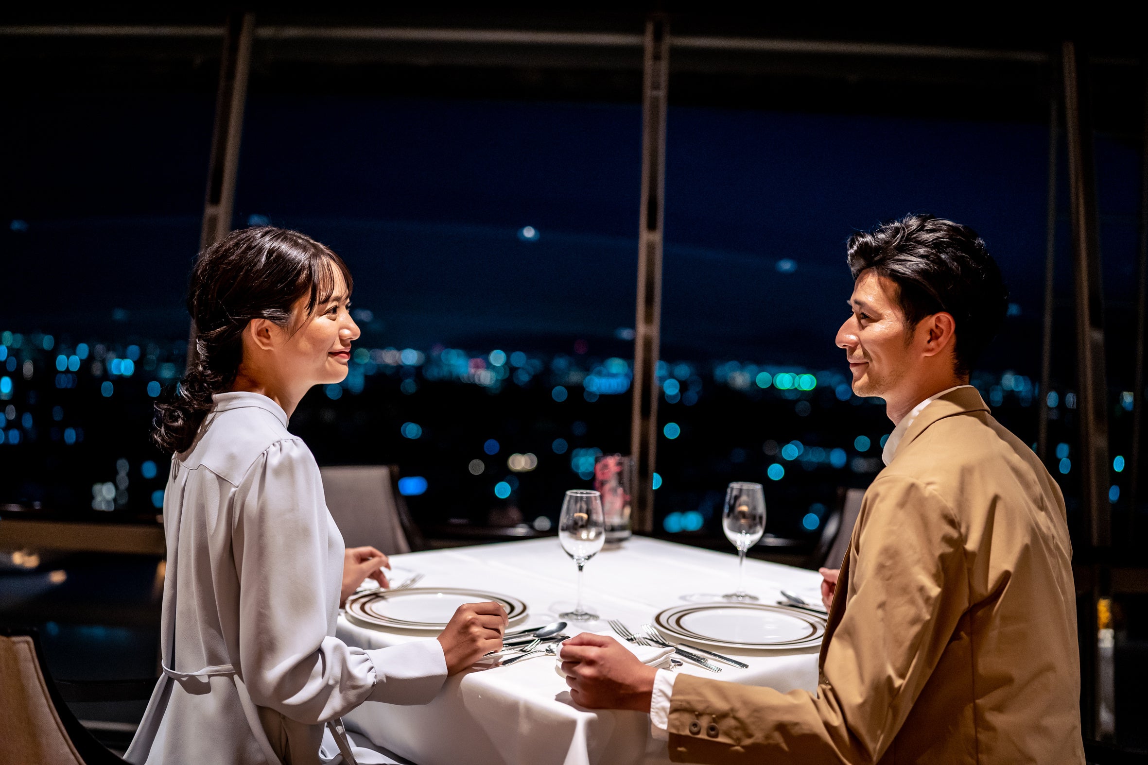 回転レストランでのプロポーズイメージ