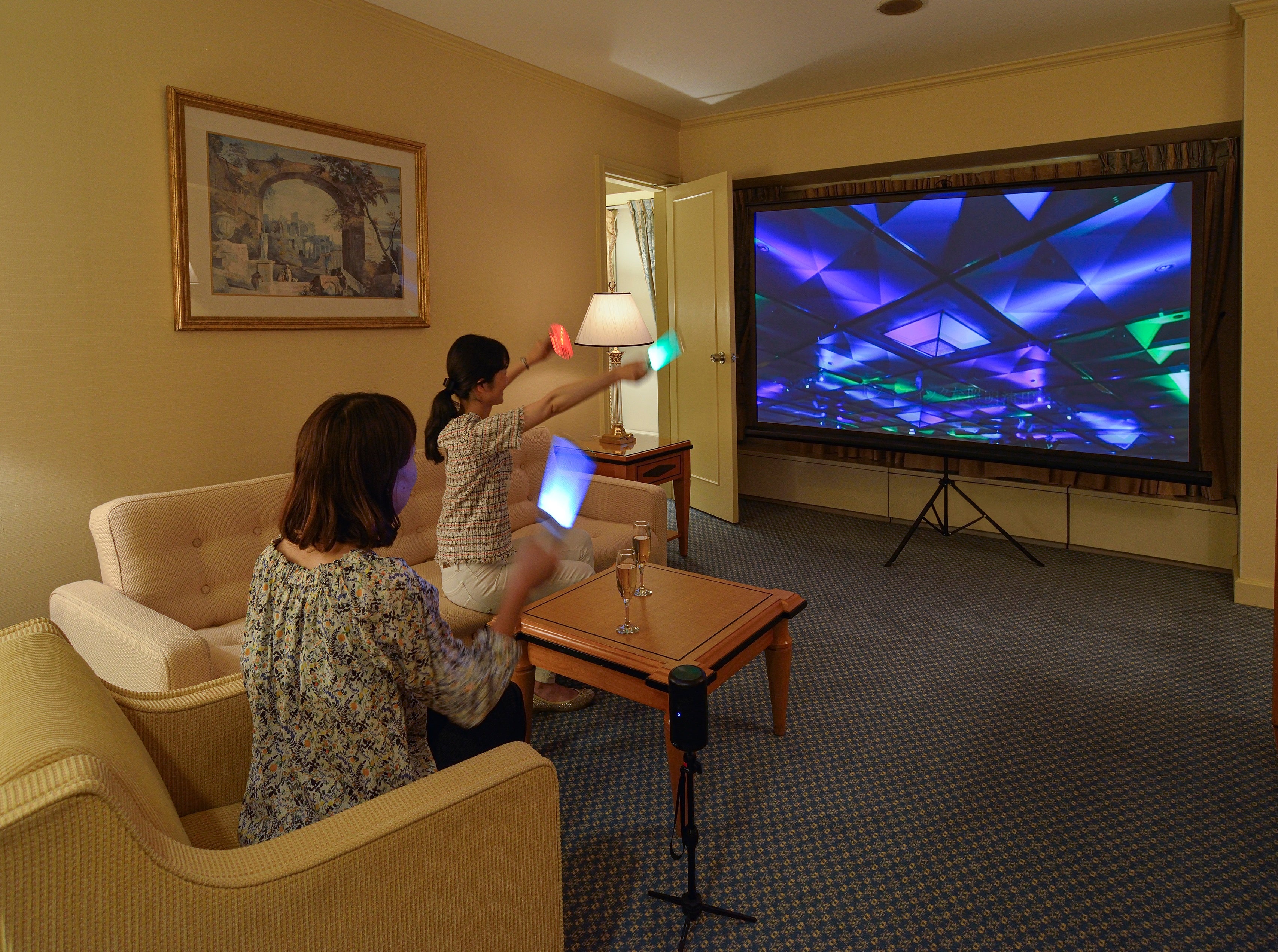 最大100インチの大画面で映像を楽しめる客室 イメージ