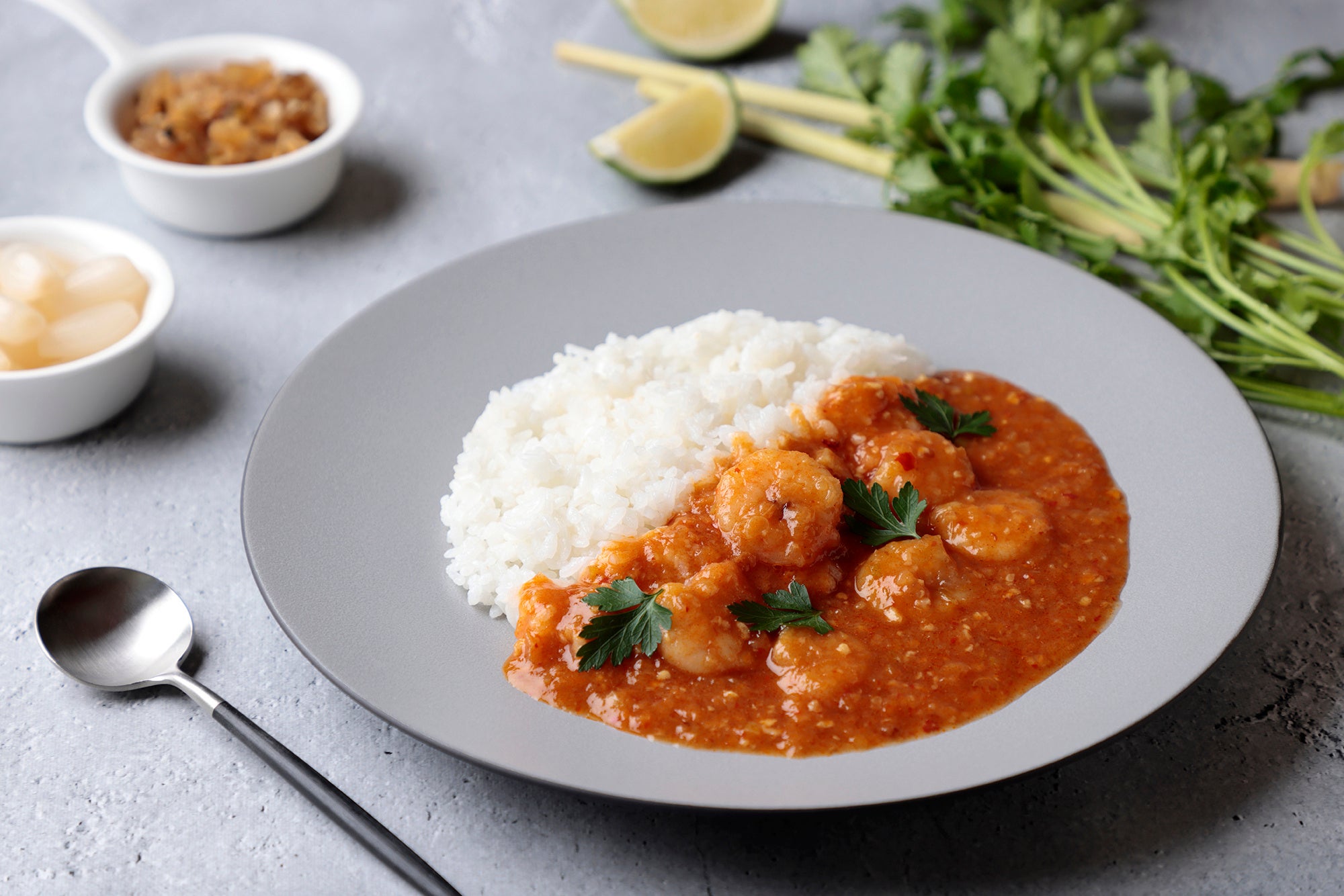 「ロイヤルエビチリカレー」　イメージ ※付け合わせのご飯、トッピングのイタリアンパセリ等は含まれておりません。