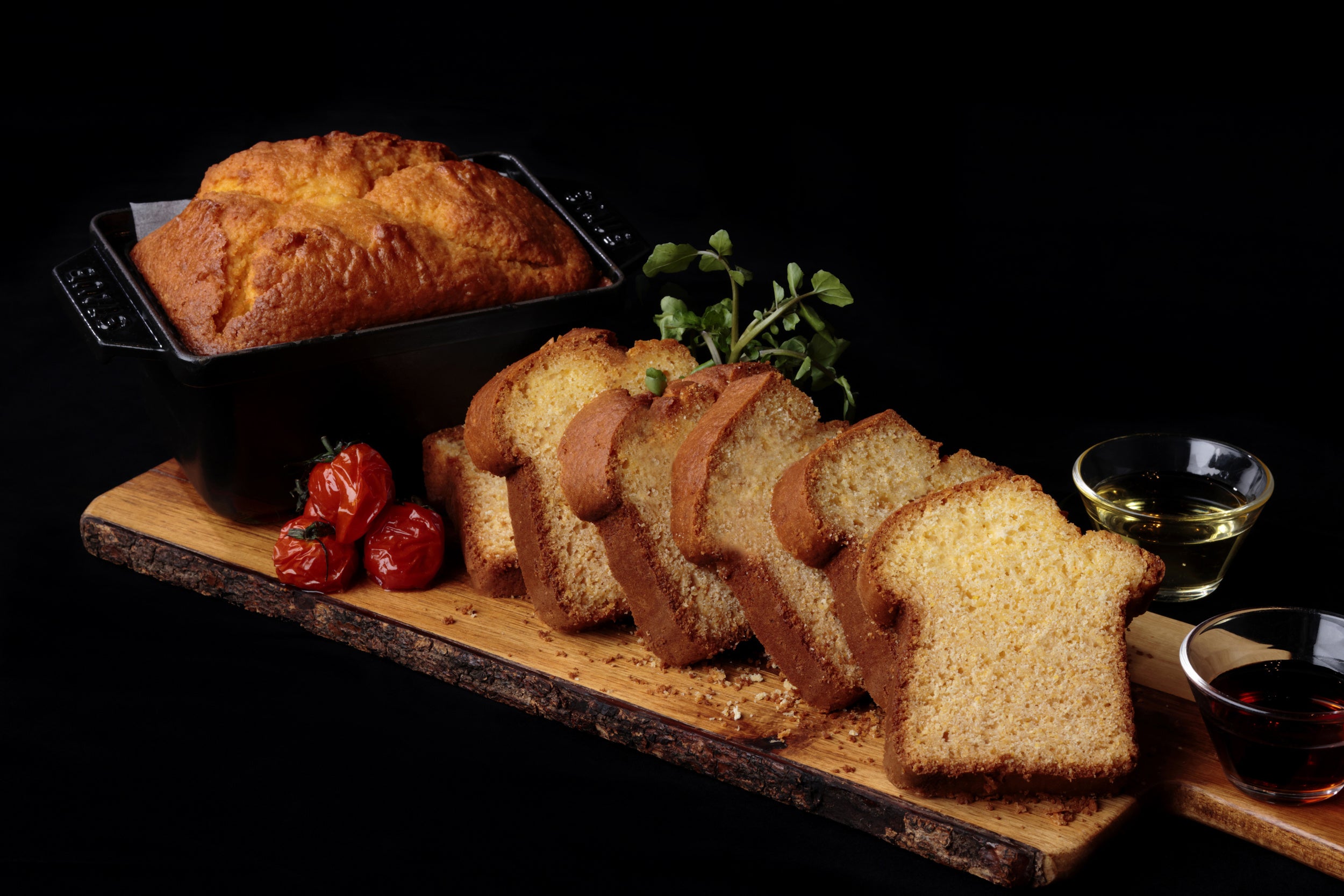 コーンブレッドはちみつとメープル入りシロップと一緒に イメージ