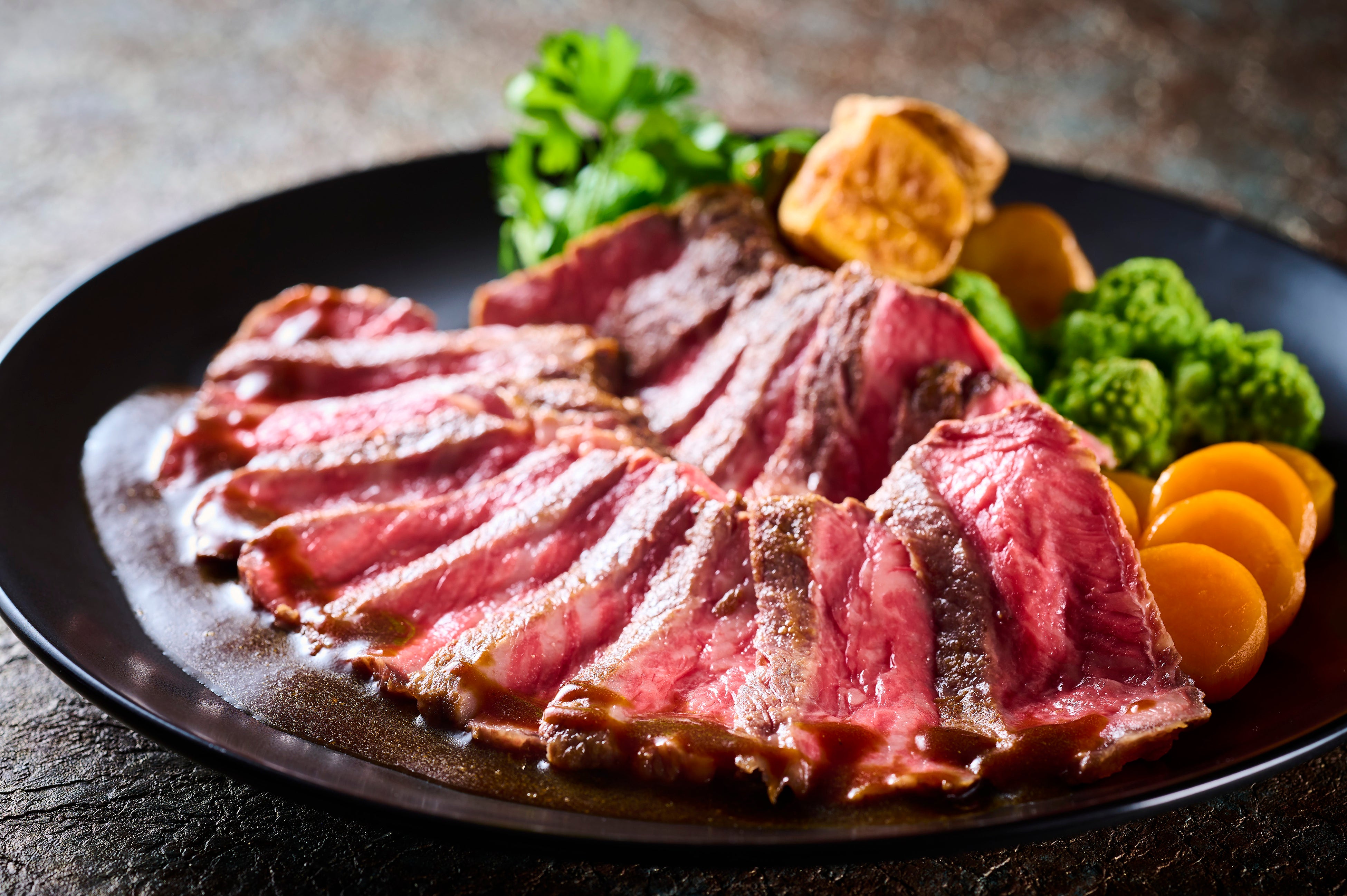 「国産牛ロースステーキ」