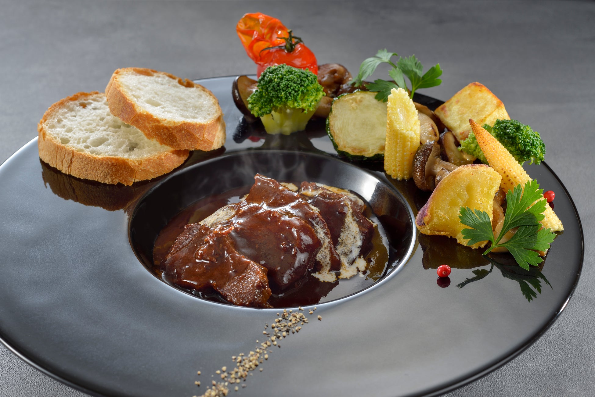 リーガロイヤルホテル 大阪 セラーバー 池上 祐子 カクテルコンペティション優勝作品とのフードペアリングが登場 牛ほほ肉の赤ワインソース煮込み 彩り野菜添え ロイヤルホテルのプレスリリース リーガロイヤルホテル 大阪 セラーバー 池上 祐子 カクテルコンペティション優勝作品とのフードペアリングが登場 牛ほほ肉の赤ワインソース煮込み 彩り野菜添え ロイヤルホテルのプレスリリース