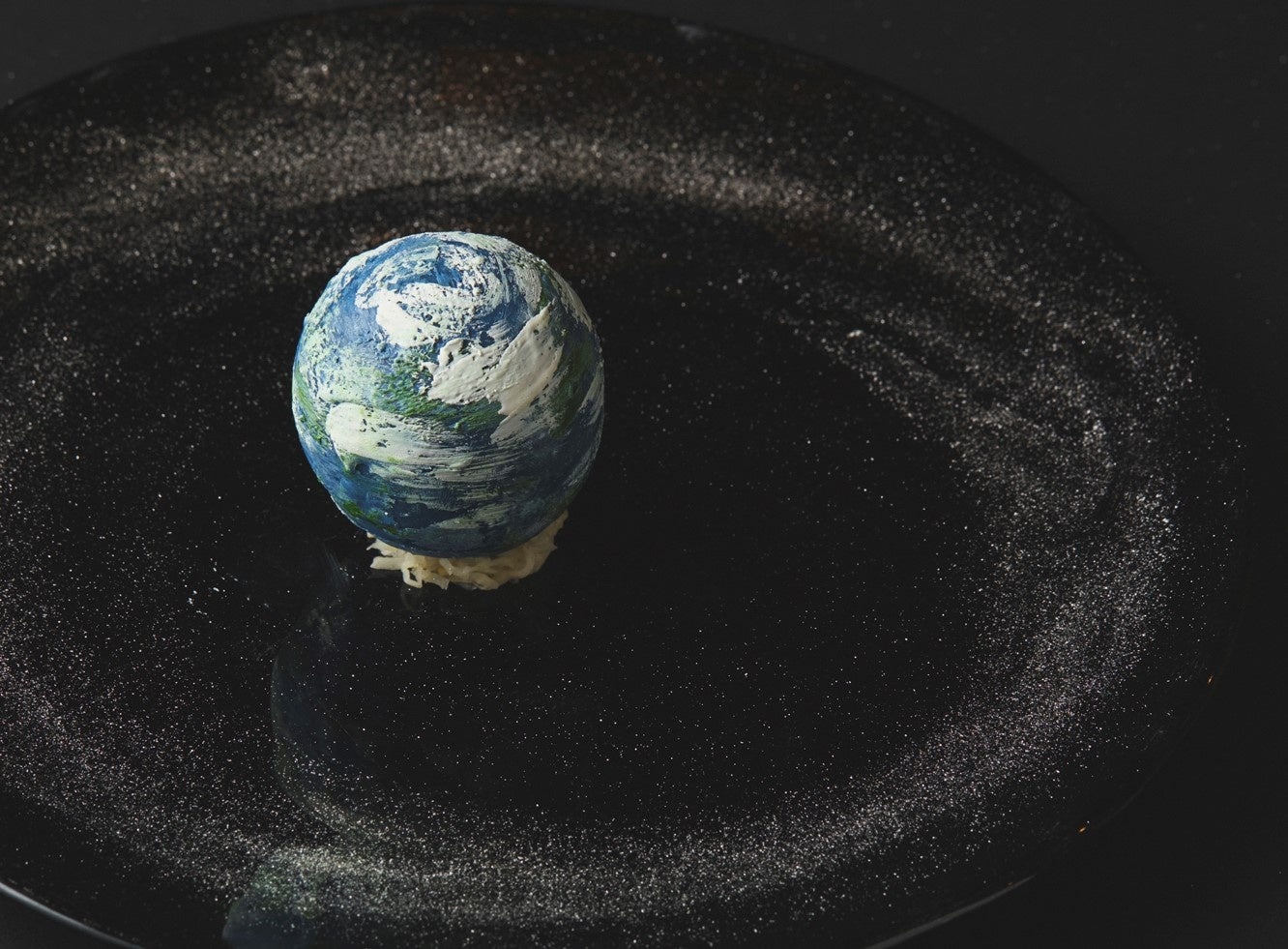 スペシャリテ「Terra(テラ)～地球～京都七谷鴨(ななたにかも)（合鴨）カシス風味の腿(もも)肉と胸肉のポシェ フォワグラのムースで包んで」 イメージ