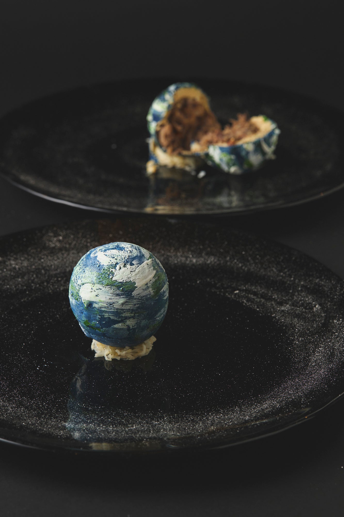 スペシャリテ「Terra(テラ)～地球～京都七谷鴨(ななたにかも)（合鴨）カシス風味の腿(もも)肉と胸肉のポシェ フォワグラのムースで包んで」 イメージ