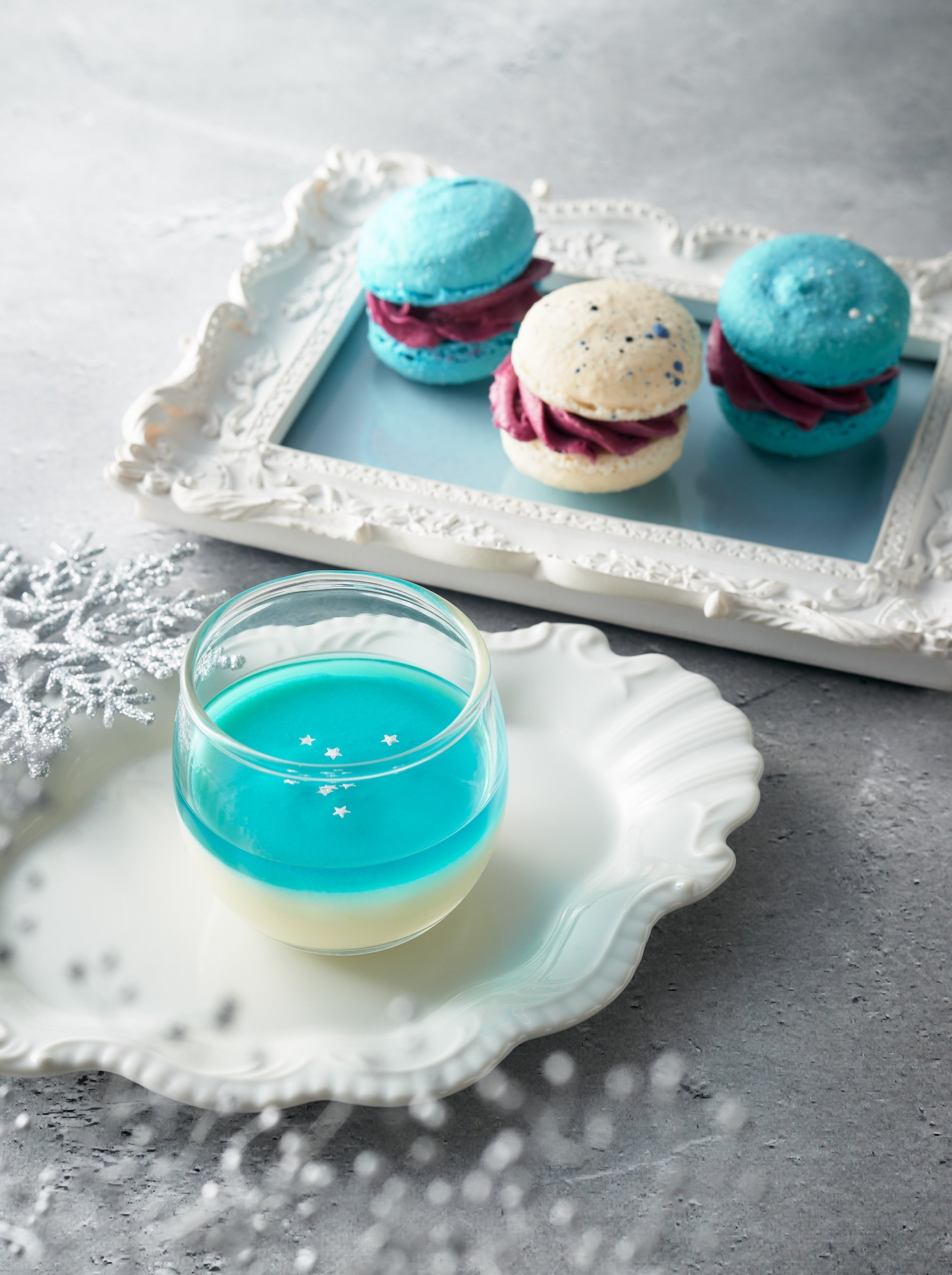 右上）ブルーベリーマカロン 左下）ブルーキュラソージュレとブランマンジェ