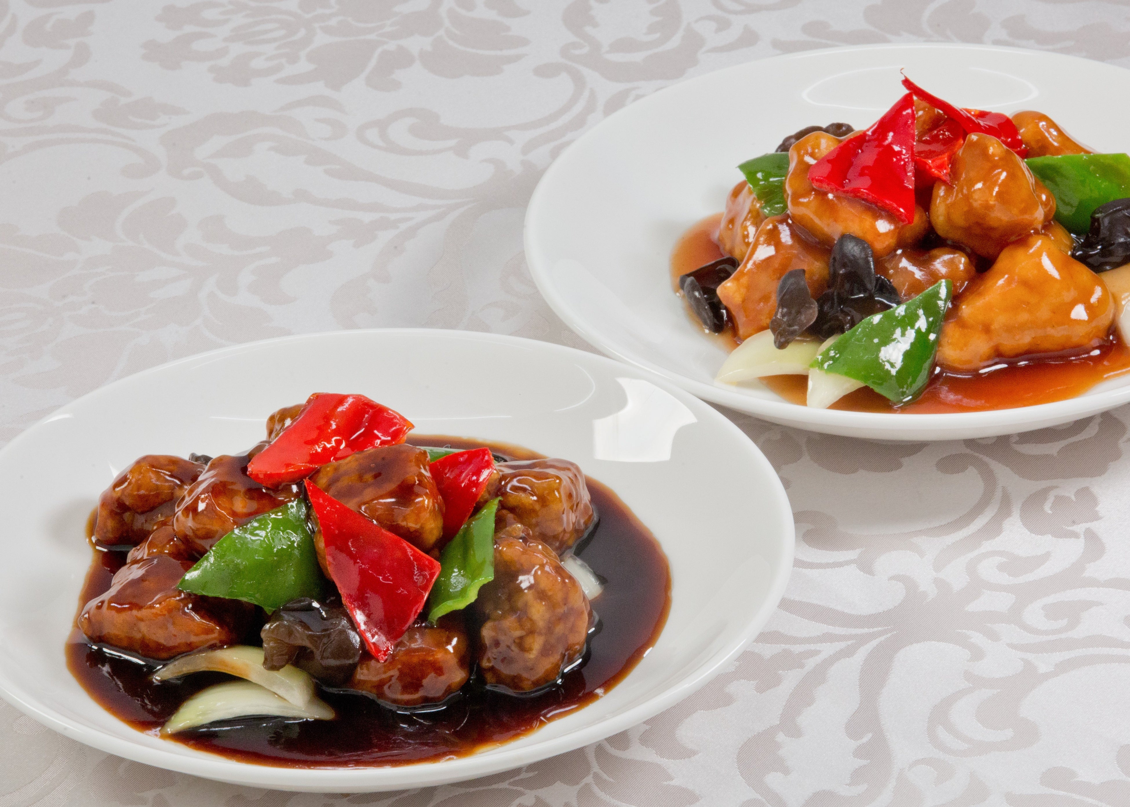 「酢豚 鎮江香酢（ちんこうこうず）ソース（黒）」、「酢豚 広東式ソース（赤）」イメージ