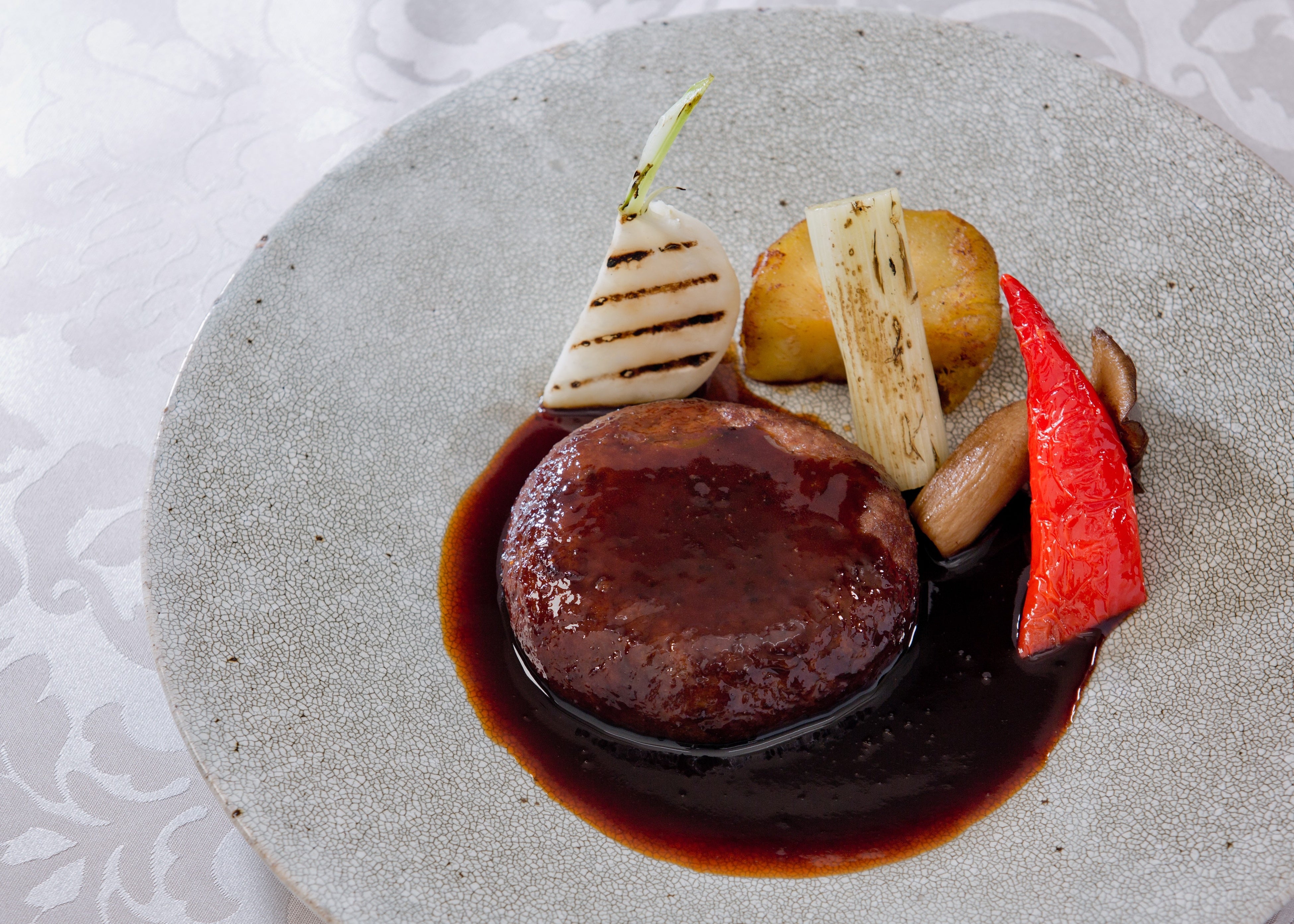 「黒毛和牛ハンバーグ マデラ酒ソース 京都産野菜添え」イメージ