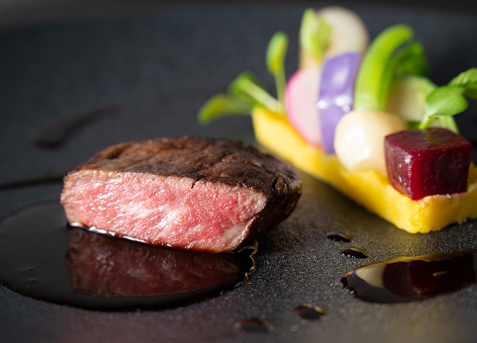 炭火の香りを付けたおおいた和牛フィレ肉のポワレ トリュフソース