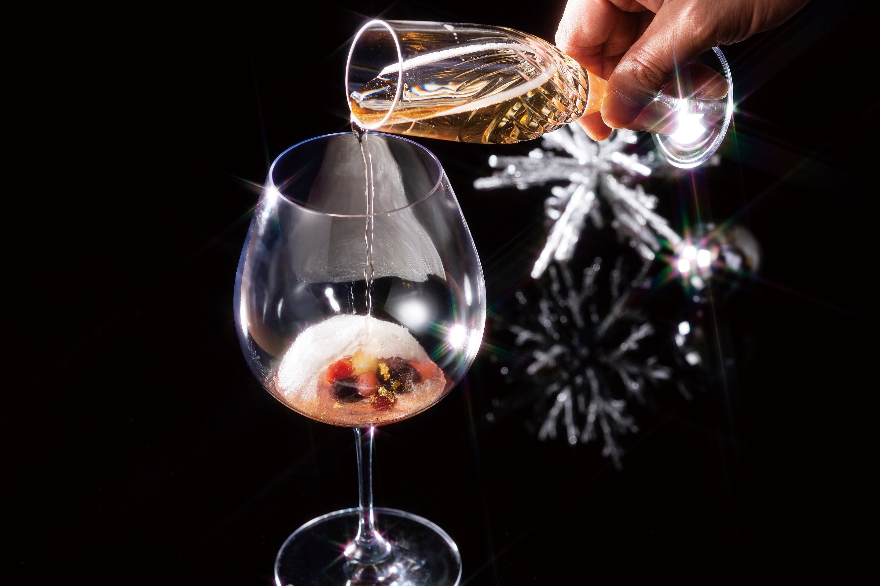 シャンパーニュでわたあめを溶かしている様子