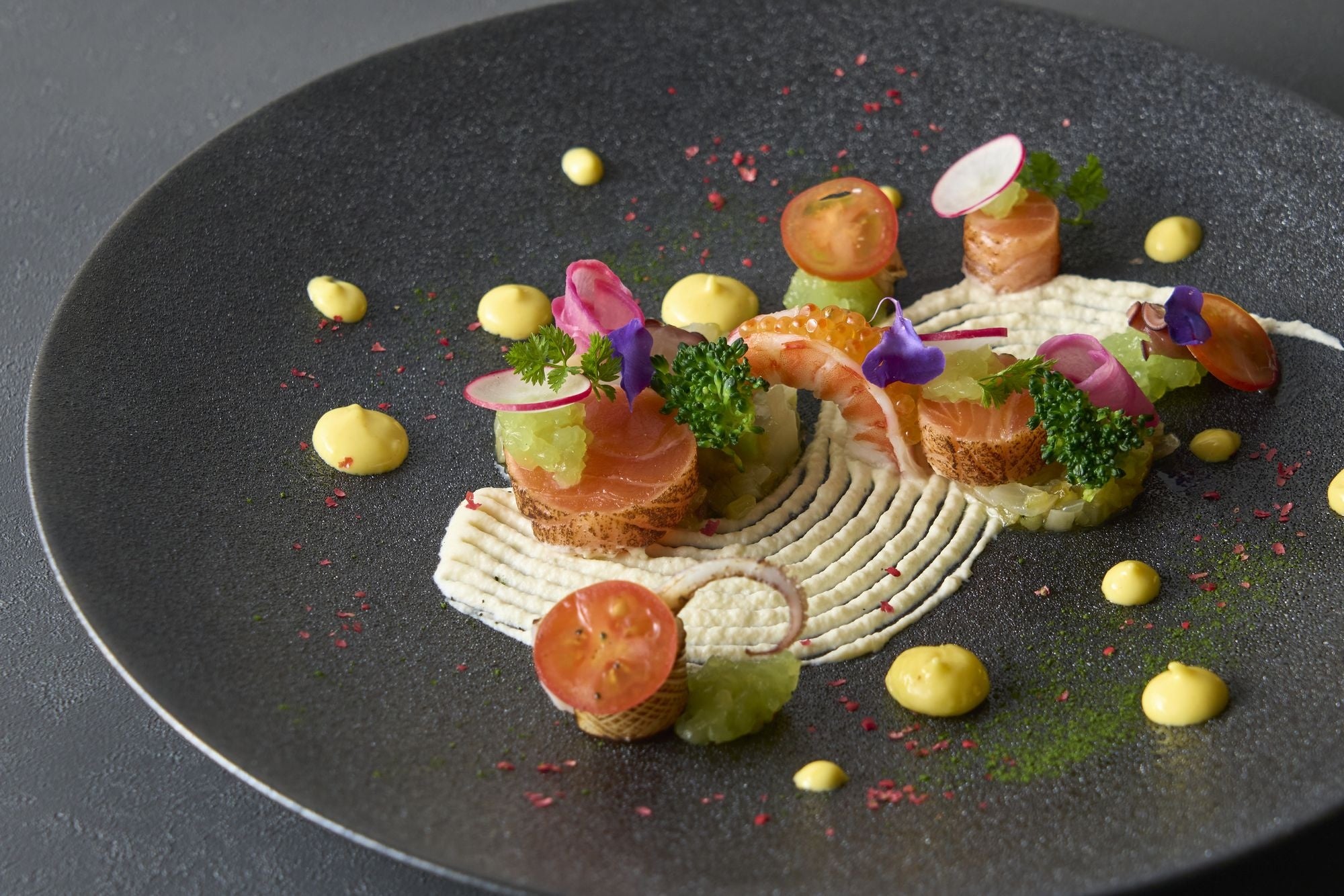 レストラン シャンボール「海の幸とサーモンのマリネ　根セロリのムースと青リンゴのジュレ 　～北九州の夜景のイメージで～」イメージ