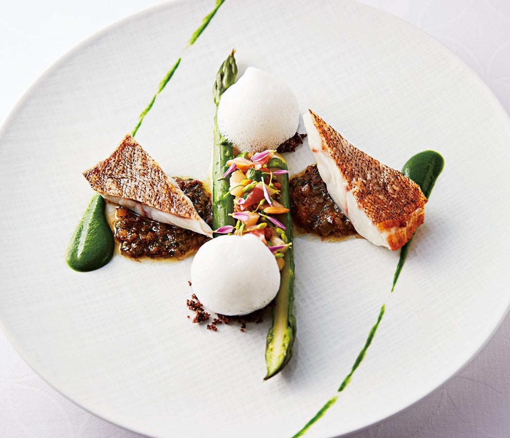 若狭まはたのソテー 菜の花のクーリ 貝類のエッセンス 温かいヴィネグレットプランタニエ