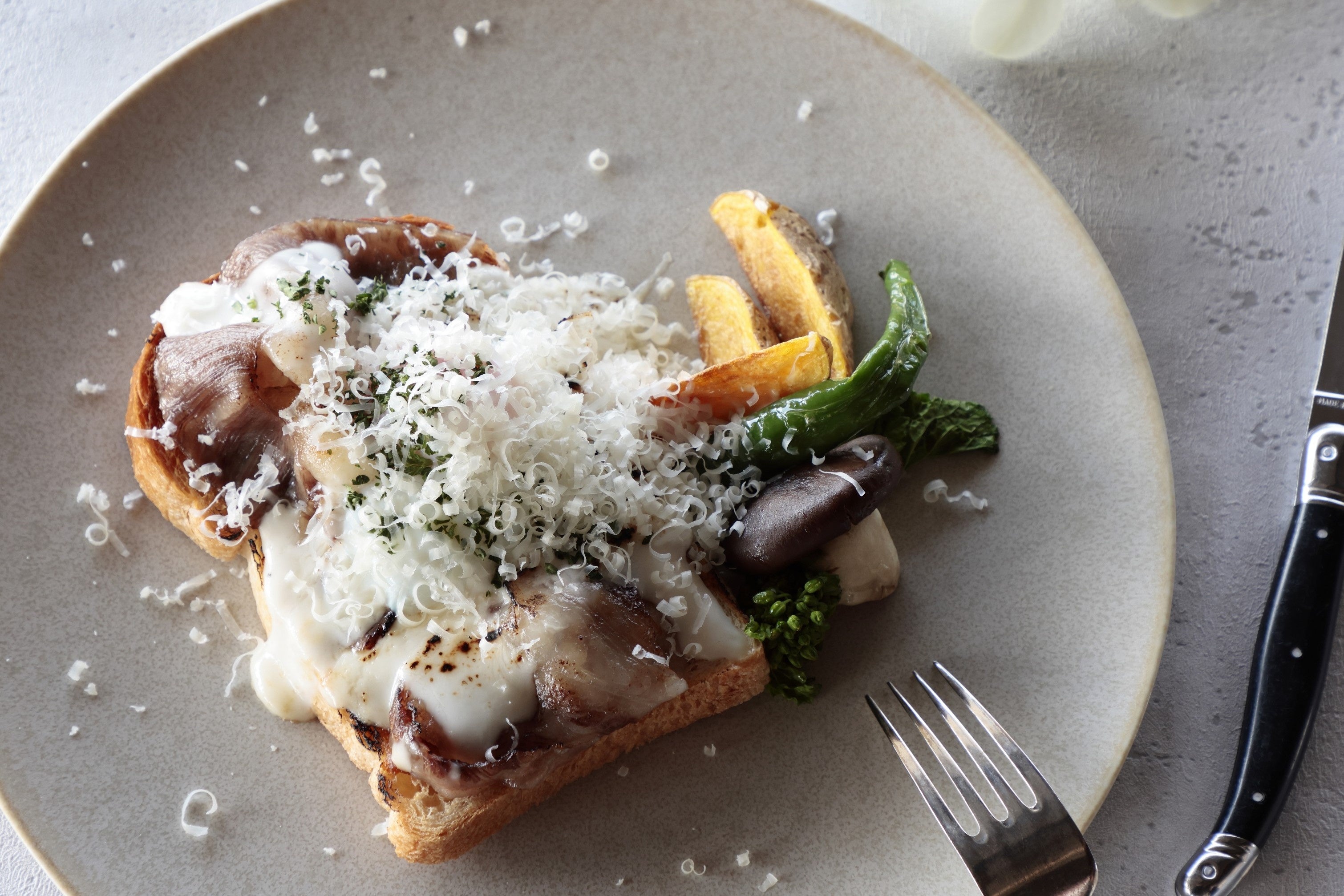 近江牛と京都美山町の卵のクロックマダム風オープンサンド イメージ