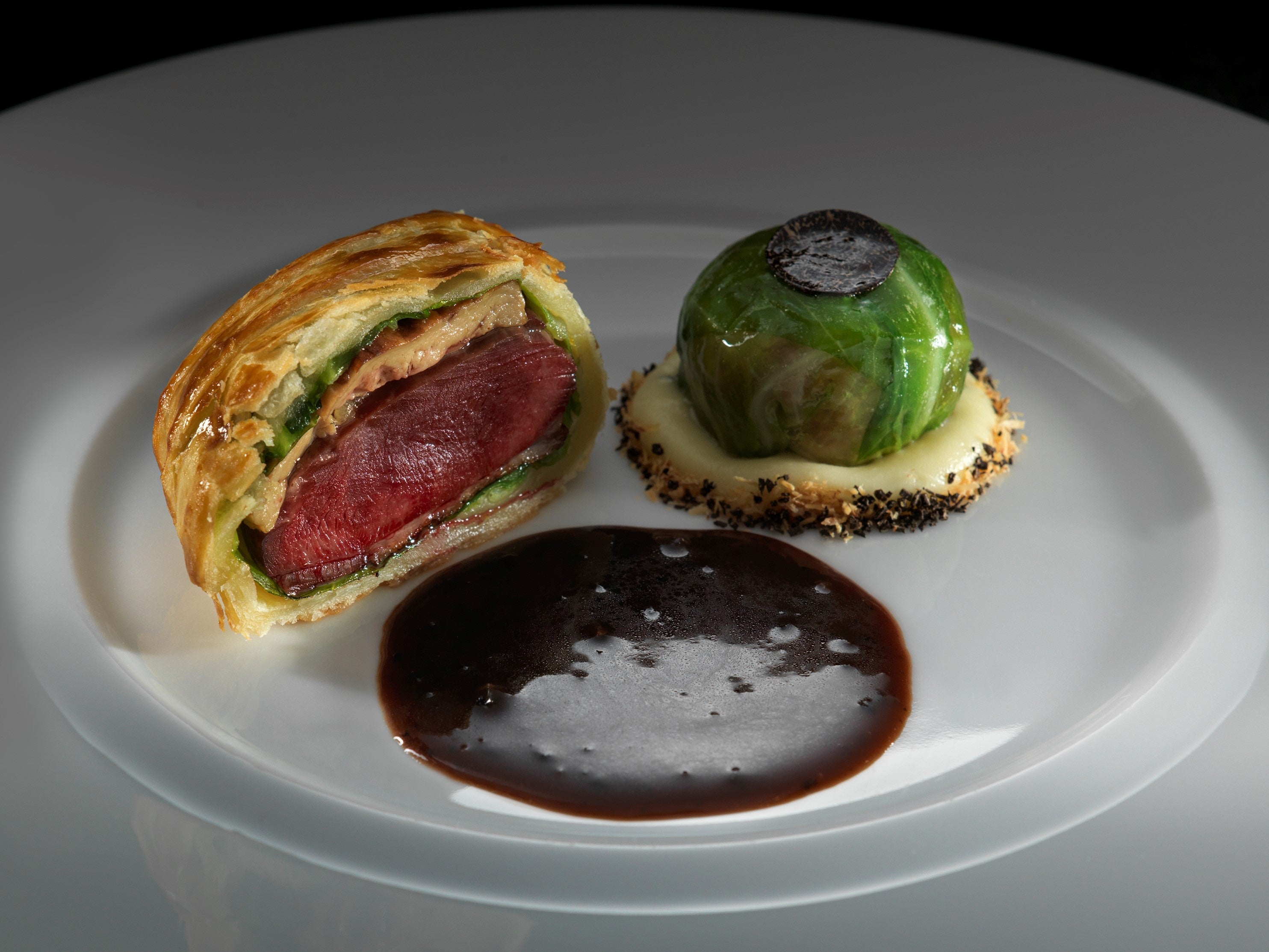 フランス産ピジョンとフォワグラのパイ包み焼き 香り高いトリュフソース