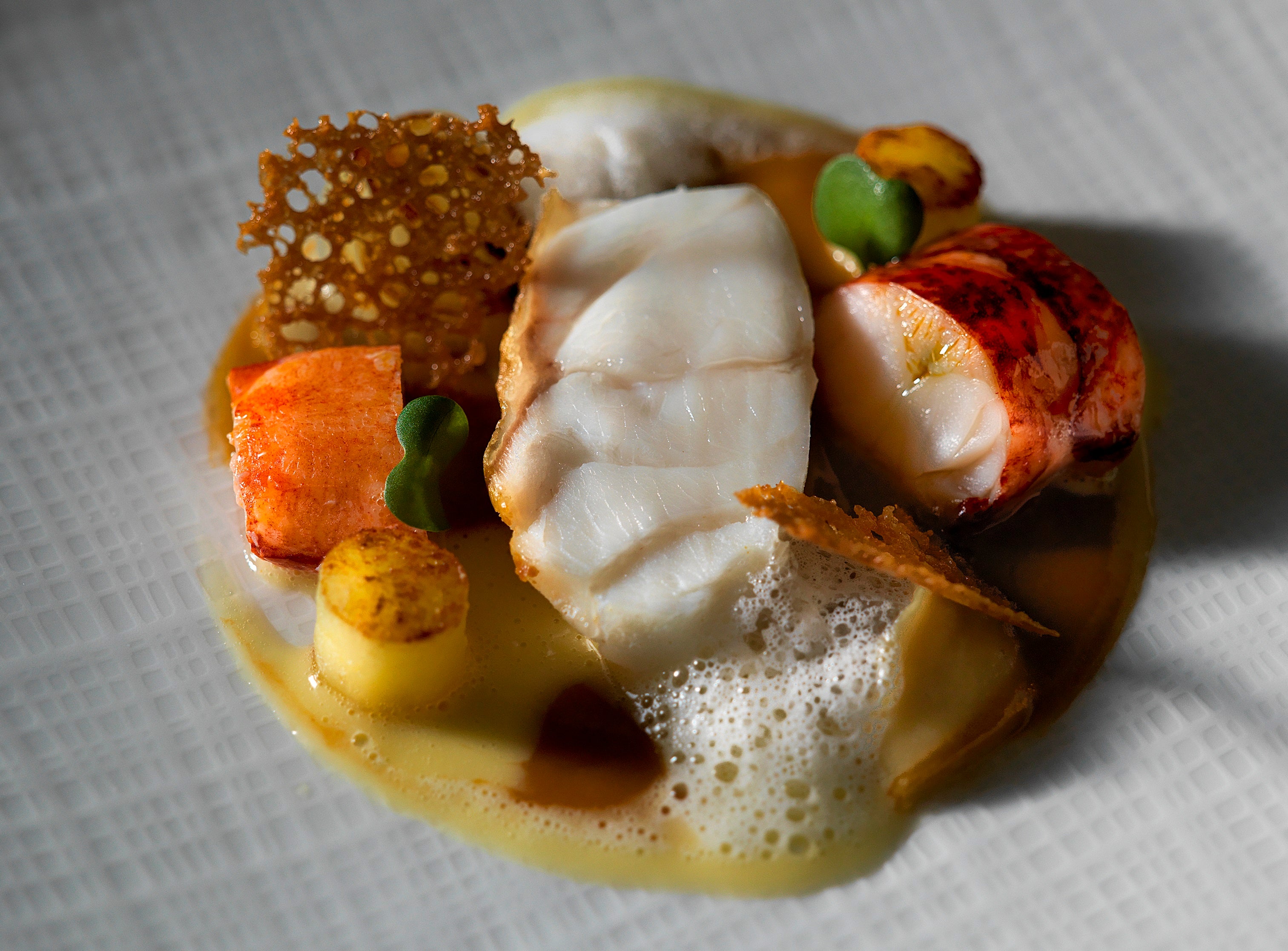 スコットランド産オマールブルーと長崎県産クエのハーモニー 濃厚なアメリケーヌソースと爽やかなブールブラン