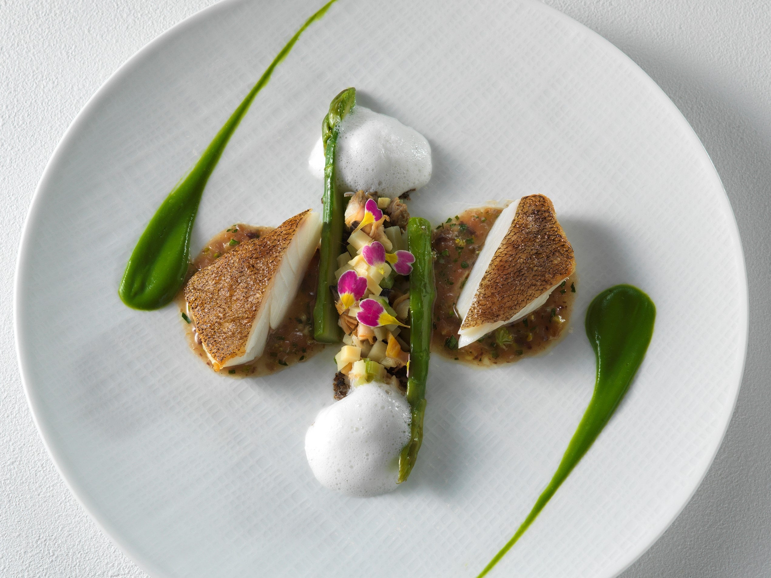 若狭まはたのソテー 菜の花のクーリー 貝類のエッセンス 温かいヴィネグレットプランタニエ