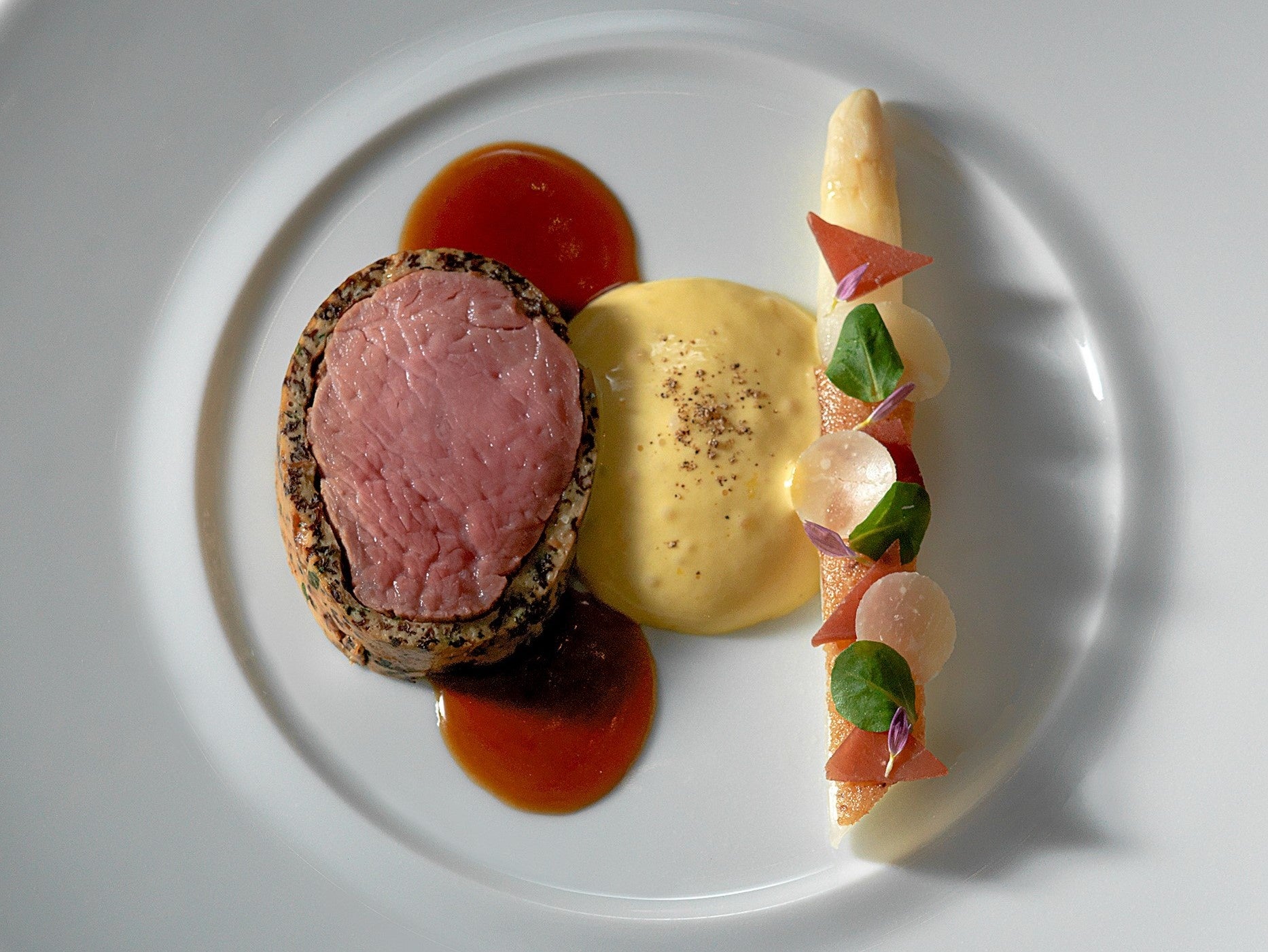 ディナーコース「シャンボール」より モリーユ茸を纏ったフランス産仔牛フィレ肉 ホワイトアスパラガスのカルボナーラ風とともに