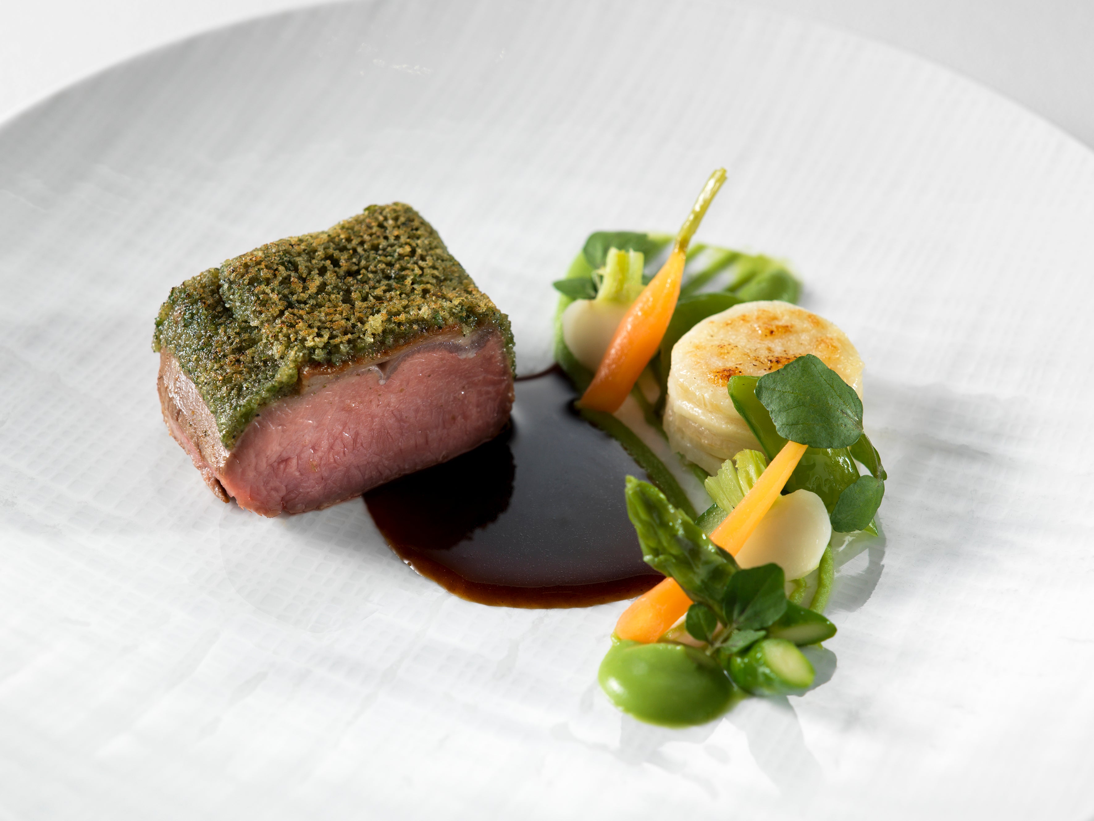 ほのかに海の香りを纏わせて焼き上げた仔羊鞍下肉 菊芋のグラチネと春野菜プリムール