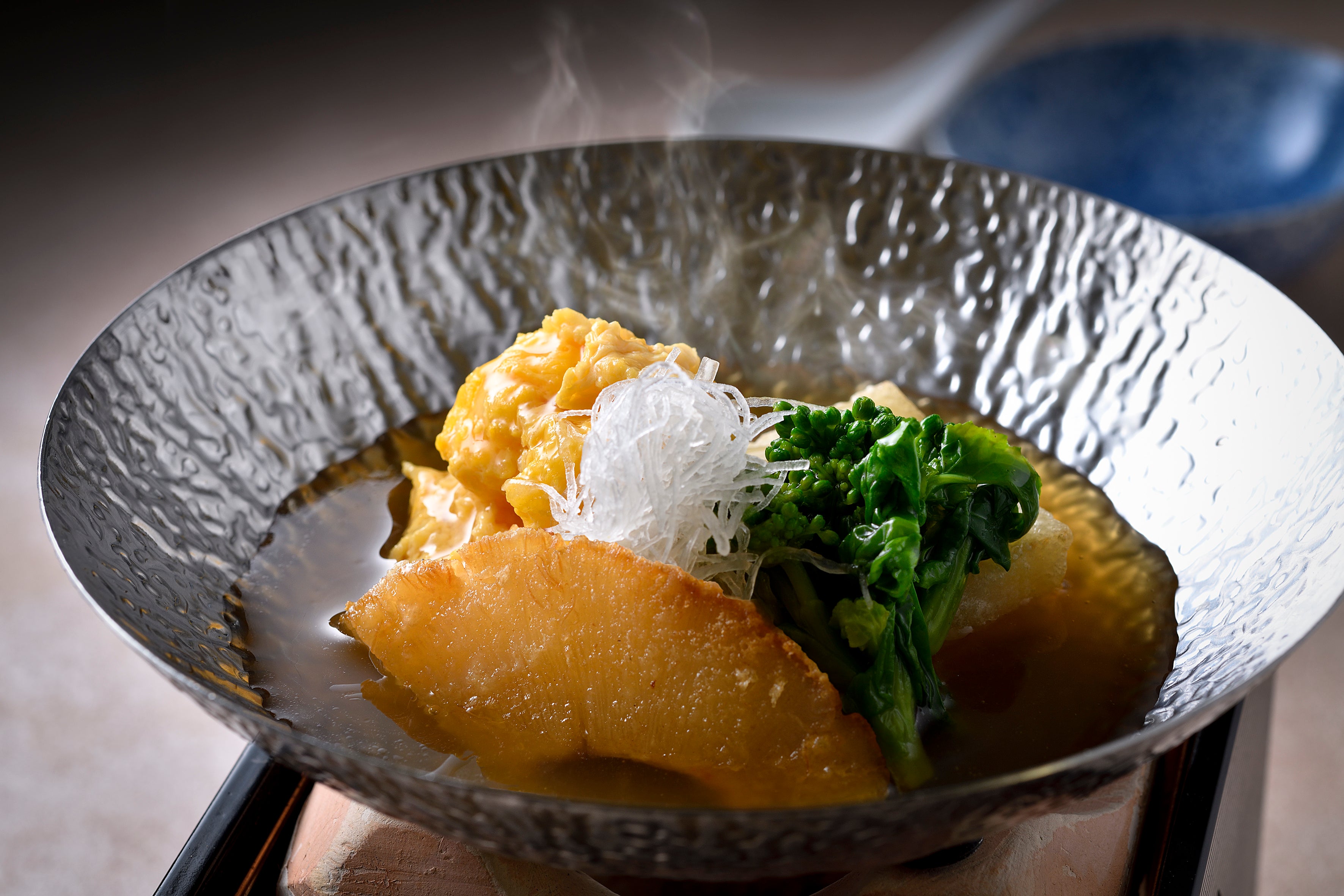 ディナーメニュー「イセエビとふかひれ　揚げ葛饅頭　薄葛小鍋仕立て」