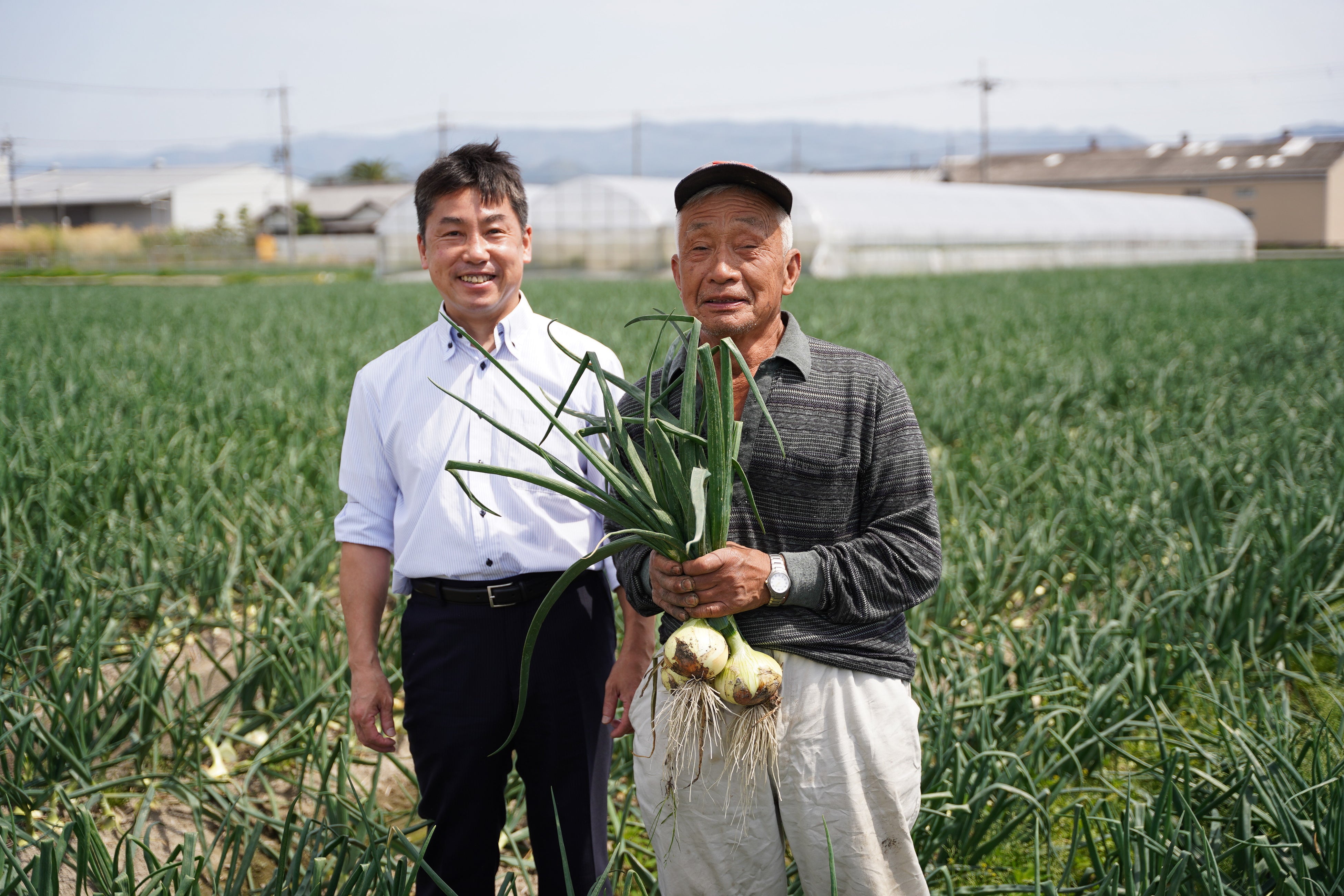 左)リーガロイヤルホテル　五嶋料理長 右)射手矢ファーム　射手矢勇人さん