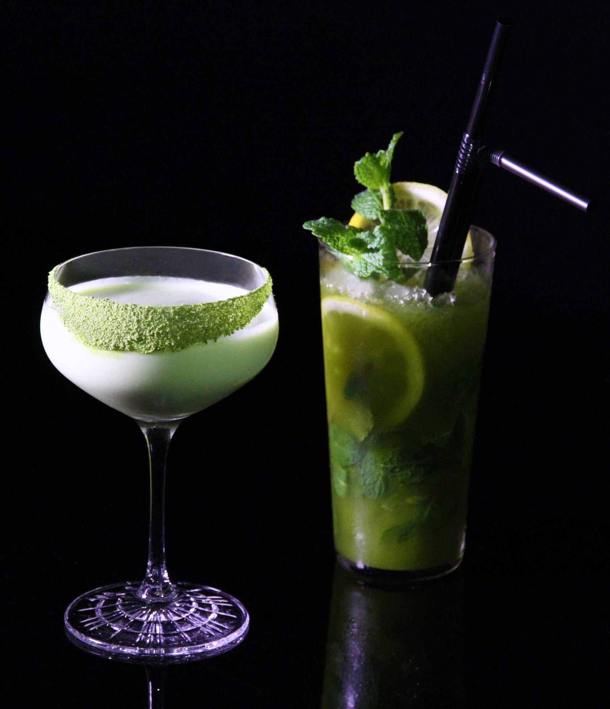 左）和束茶のホワイトショコラマティーニ　右）和束茶の新緑モヒート