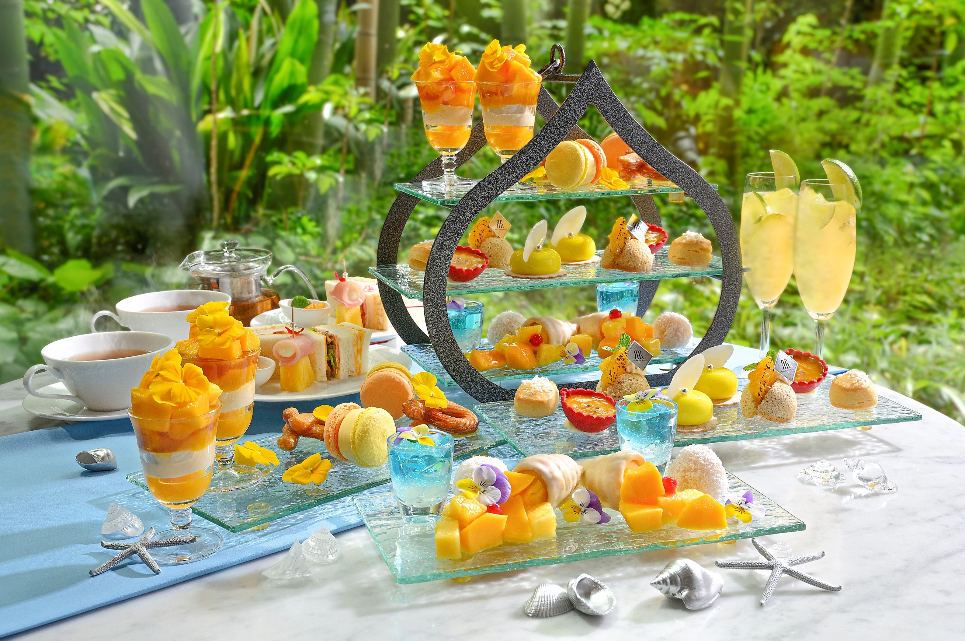 サマーアフタヌーンティー“Tropical Island” ※写真のプレートは4名様分です。
