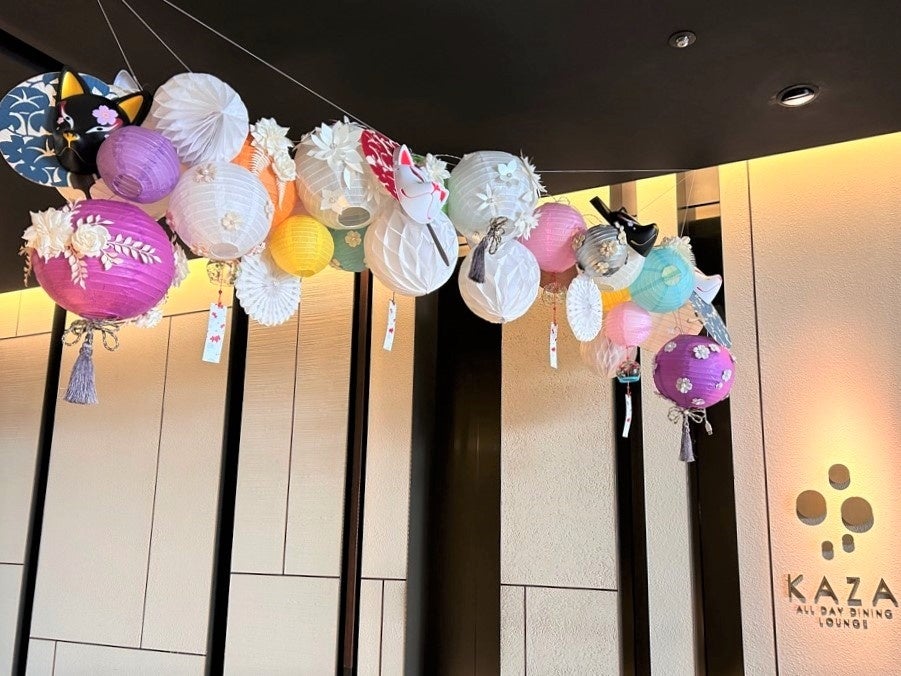 「オールデイダイニング カザ」店内入口装飾