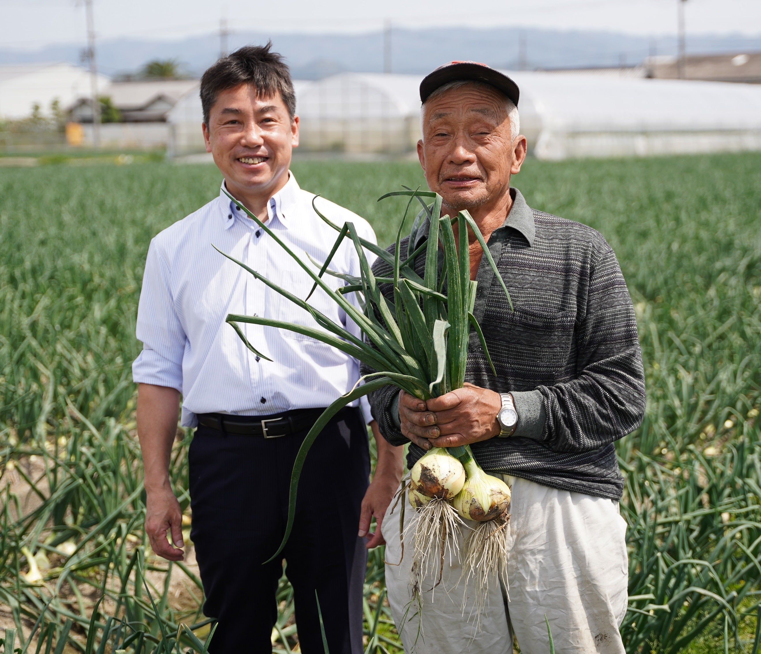 左）リーガロイヤルホテル　料理長五嶋 右）射手矢ファーム　射手矢勇人さん