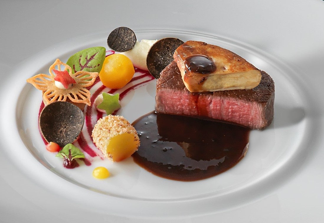 神戸牛フィレ肉のロースト フォワグラのポワレ 薫高いトリュフソース ロッシーニ風