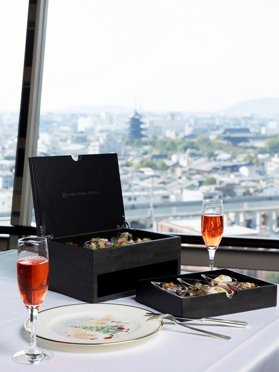 クリスマスランチ『ペールノエル』イメージ  ※写真のBOX「～Le cadeau～オードブルバリエーション」は 2名様分です。ドリンクは商品に含みません。