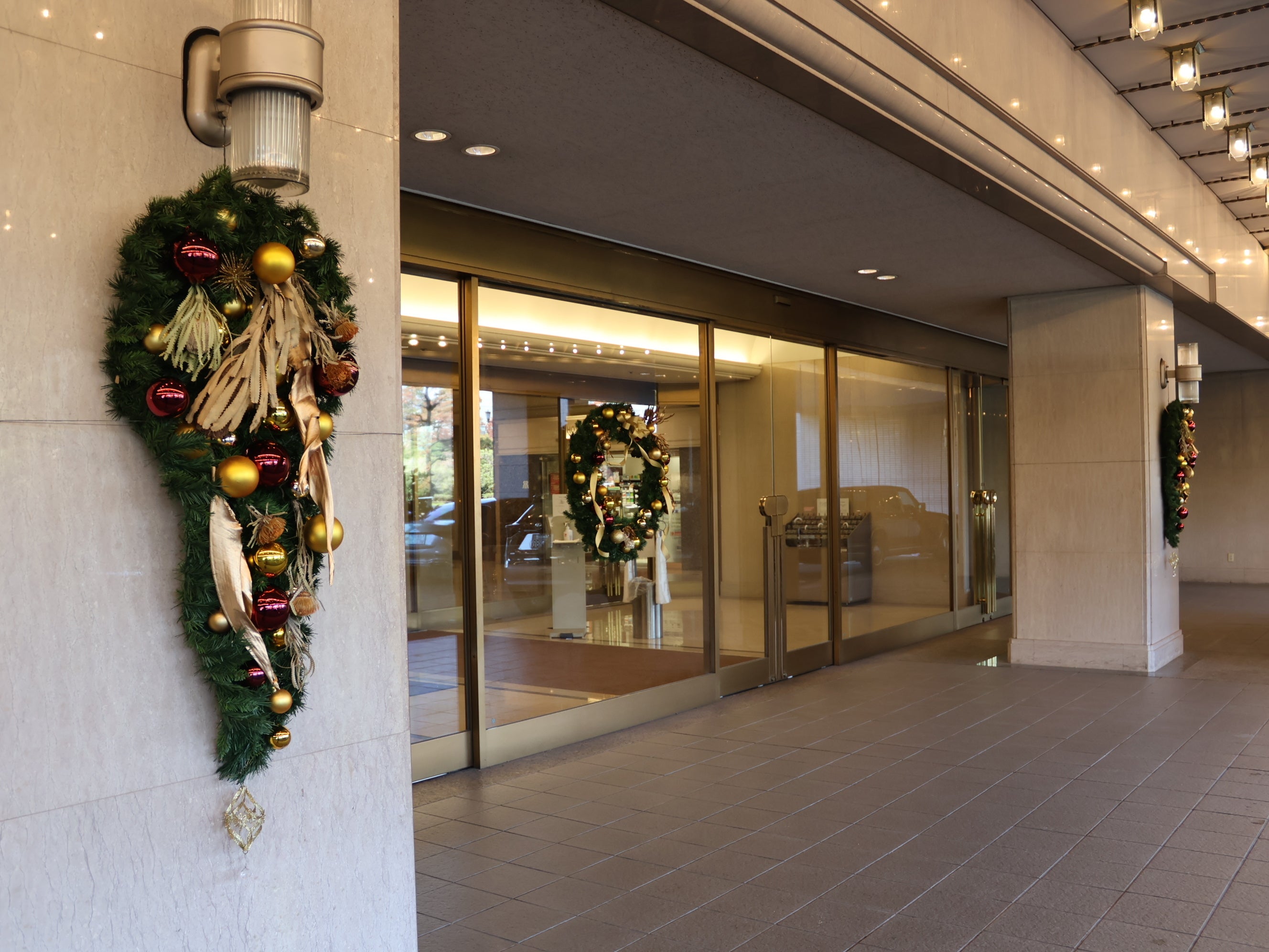 正面玄関のリースとスワッグ