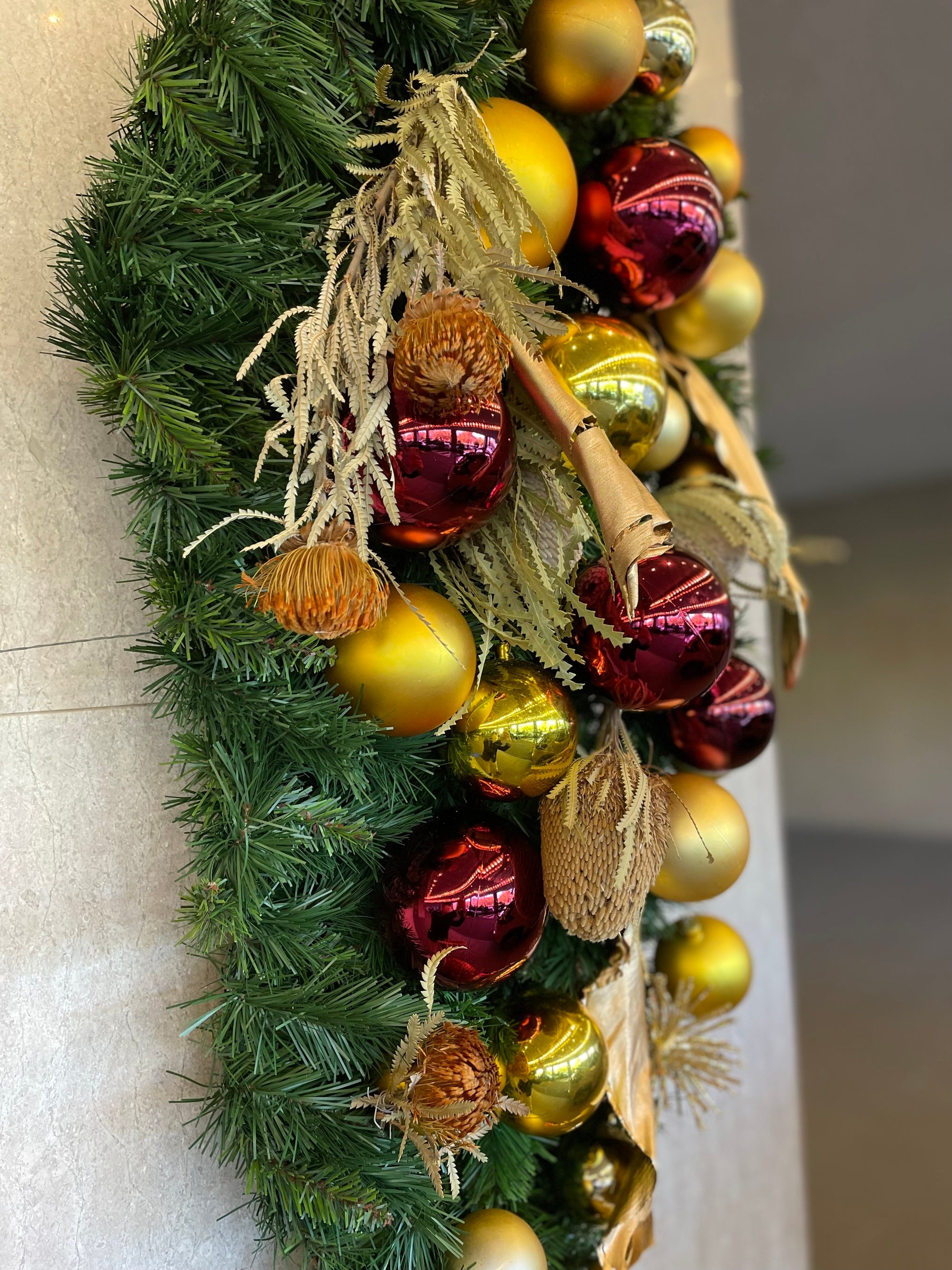 正面玄関のスワッグにもサステナブルフラワーを使用