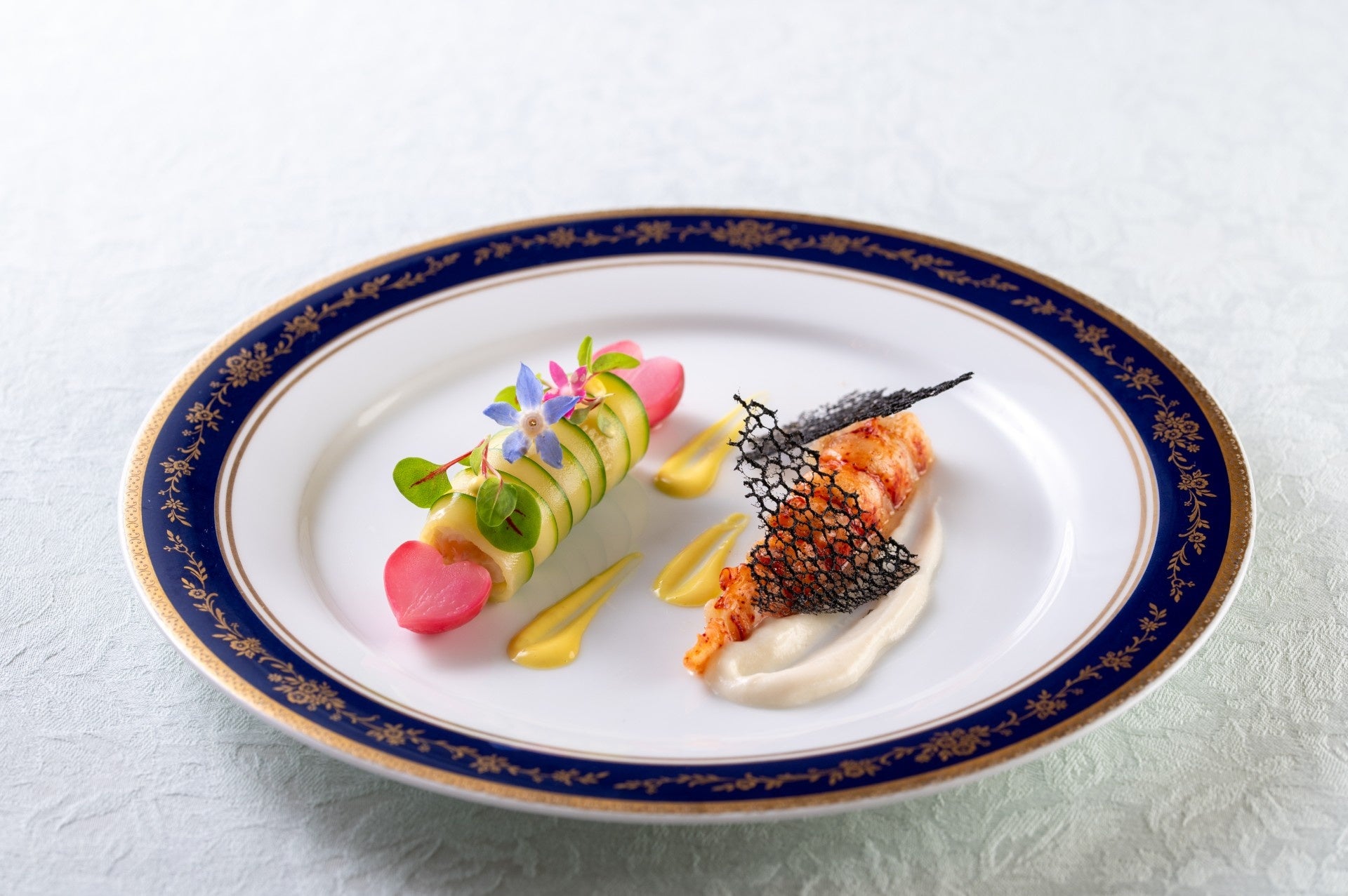 オマール海老の甘酸っぱい山花の蜂蜜風味と帆立貝のレムラード カネロニ仕立て