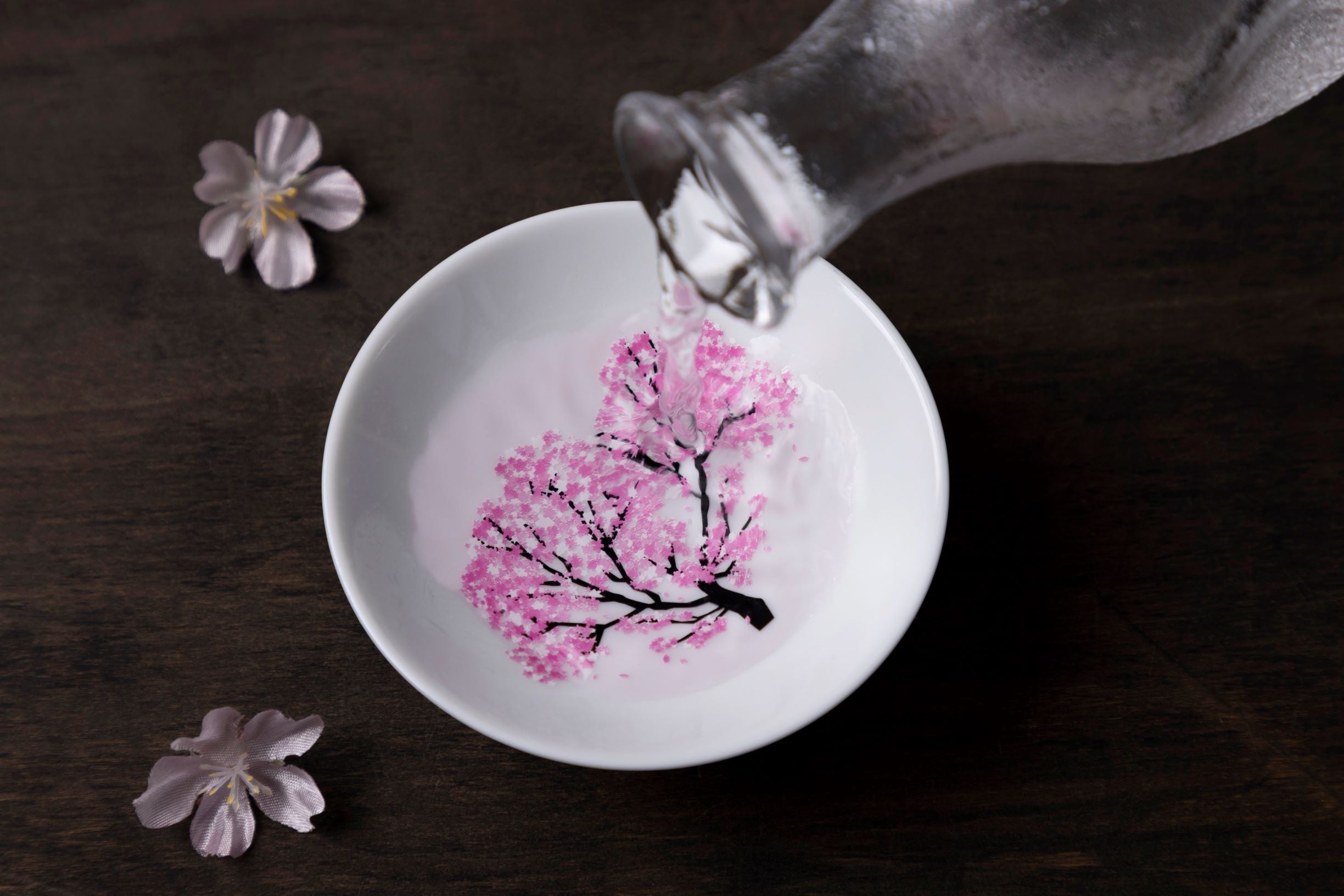 冷酒を注ぐと満開の桜が咲く盃をご用意（お酒は別料金） ※「お花見会席」のメニューには含まれません。