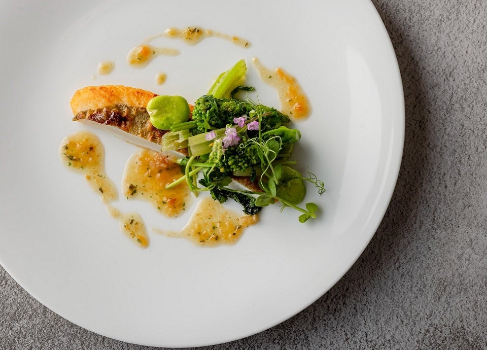 的鯛とほろ苦い春の野菜 軽くバターソテー 山菜を香らせたブールノワゼット（イメージ）