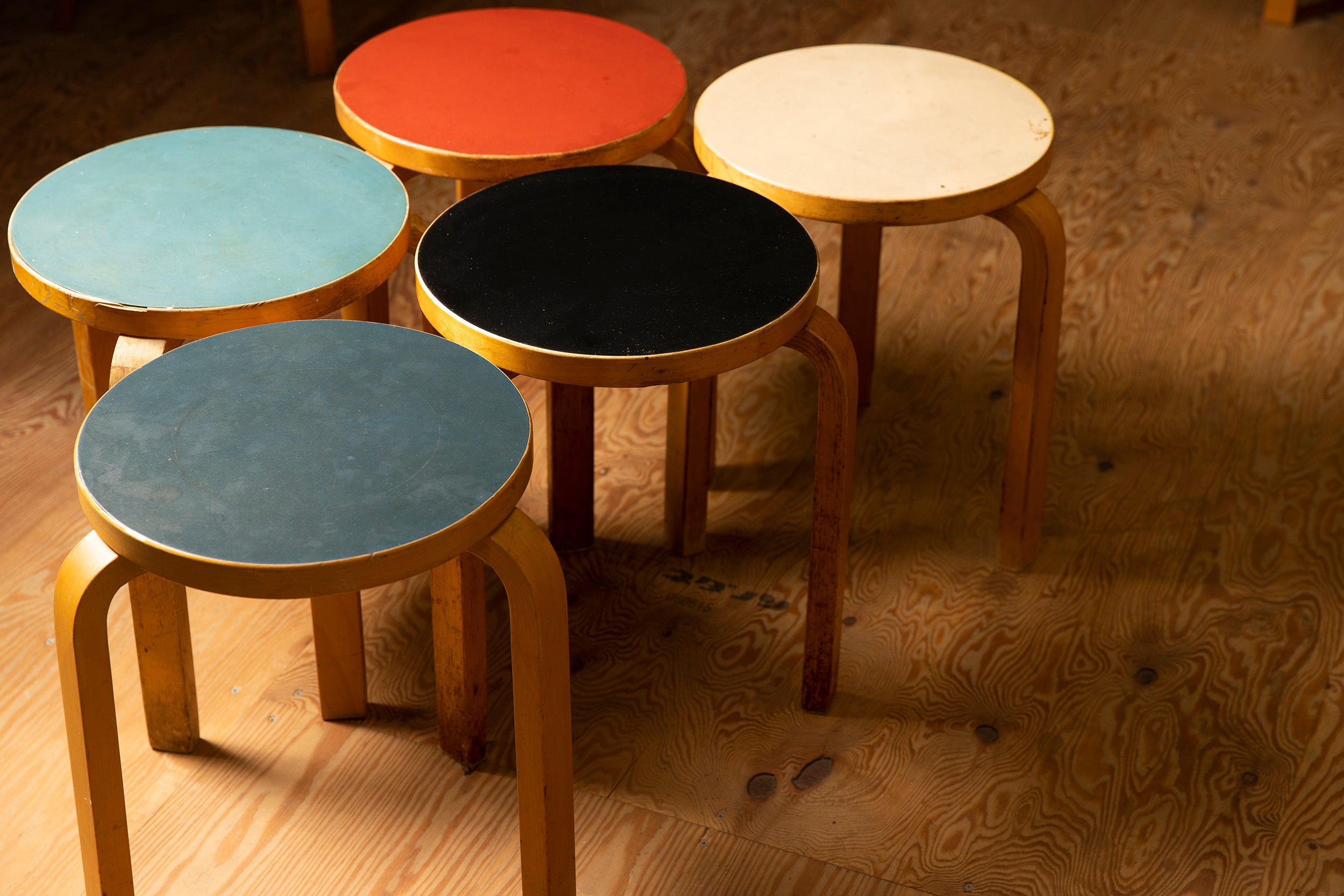 アルヴァ・アアルト《スツール60》オリジナルデザイン1933年、アルテック、スコープ蔵、撮影：八田政玄、画像提供：世界文化社