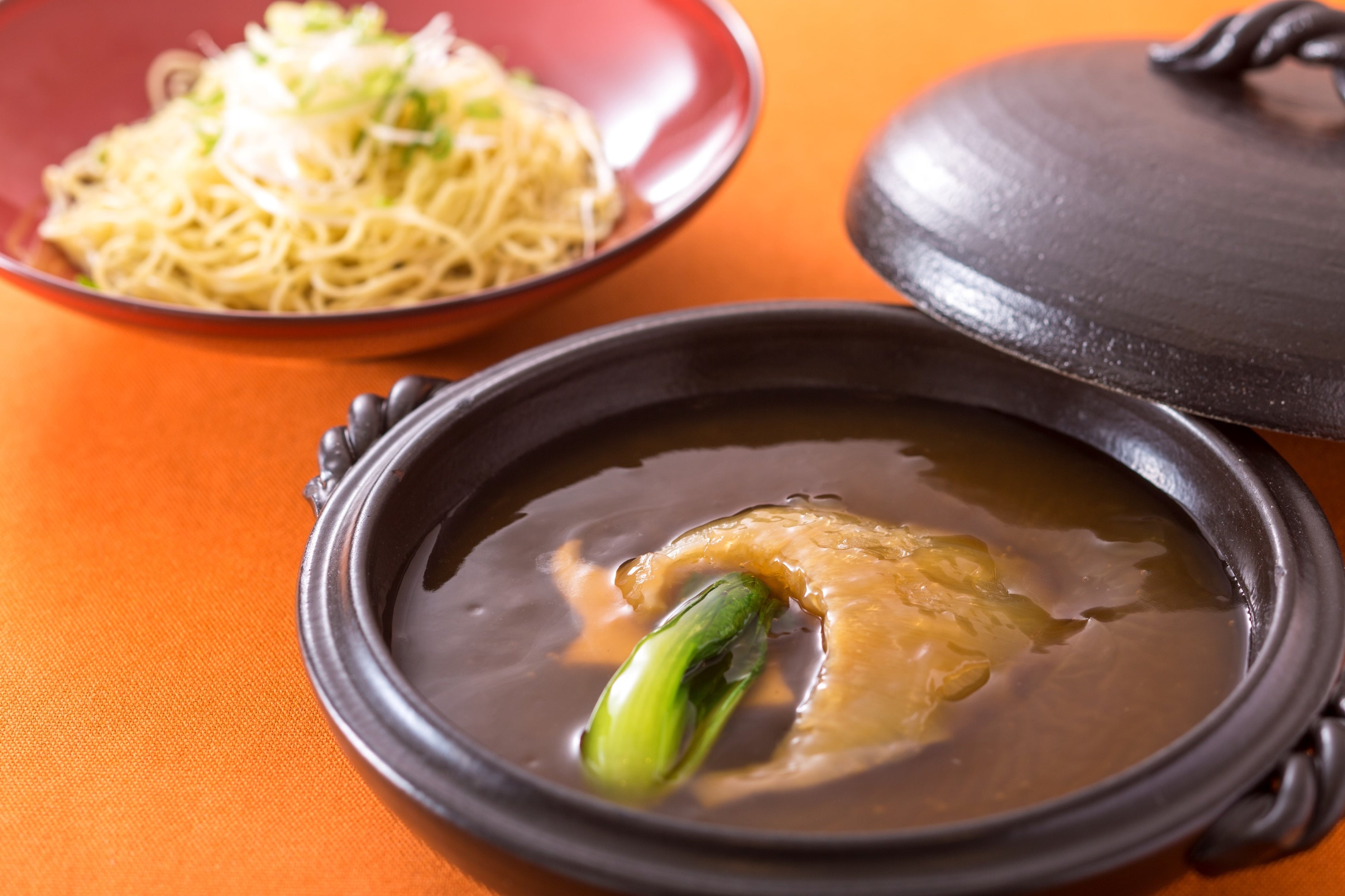 「土鍋入りフカヒレ姿煮込み麺」 イメージ