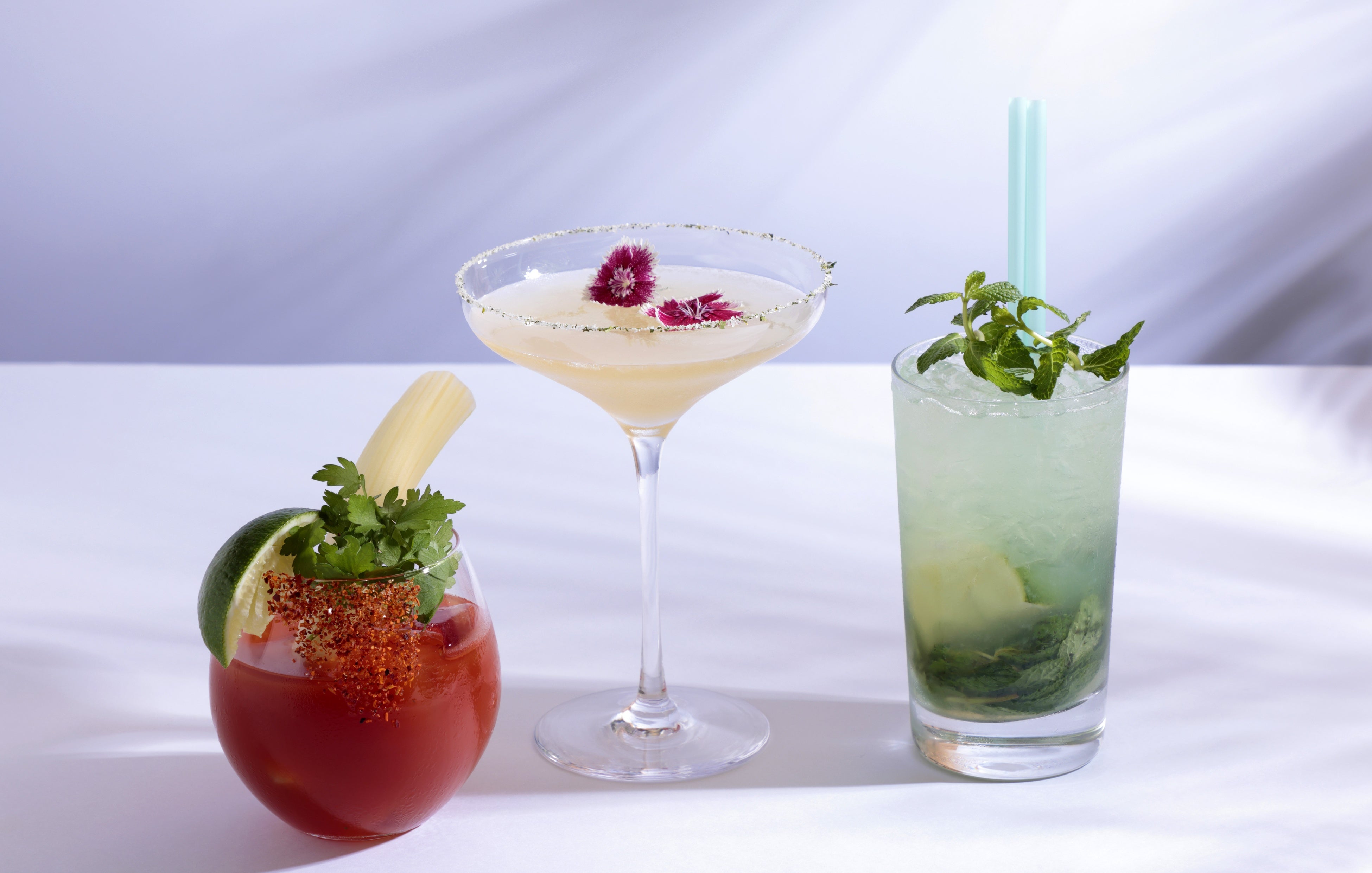 セラーバー「スパイシー・ストローハット」（左）、「ホームメイド・セロリソルト マルガリータ」（中央） リーチバー「CHARTREUSE MOJITO ～シャルトリューズモヒート～」（右）