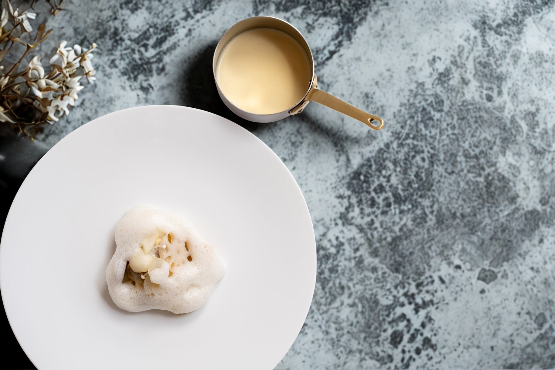 【リーガロイヤルホテル広島】ひろしま美術館特別展「白の魔法」コラボレーション『コラボメニュー＆入館券付 宿泊プラン』を販売