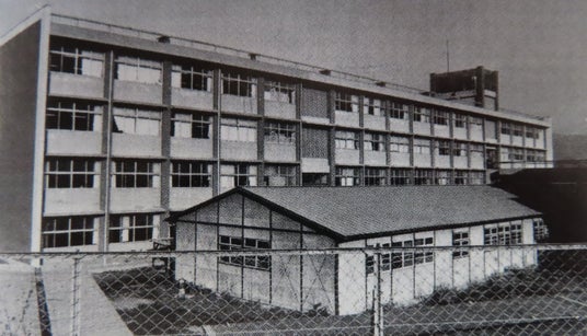 閉校する高校で、卒業生24人と先生が“円になって”箱を作る理由 閉校する高校で、卒業生24人と先生が“円になって”箱を作る理由