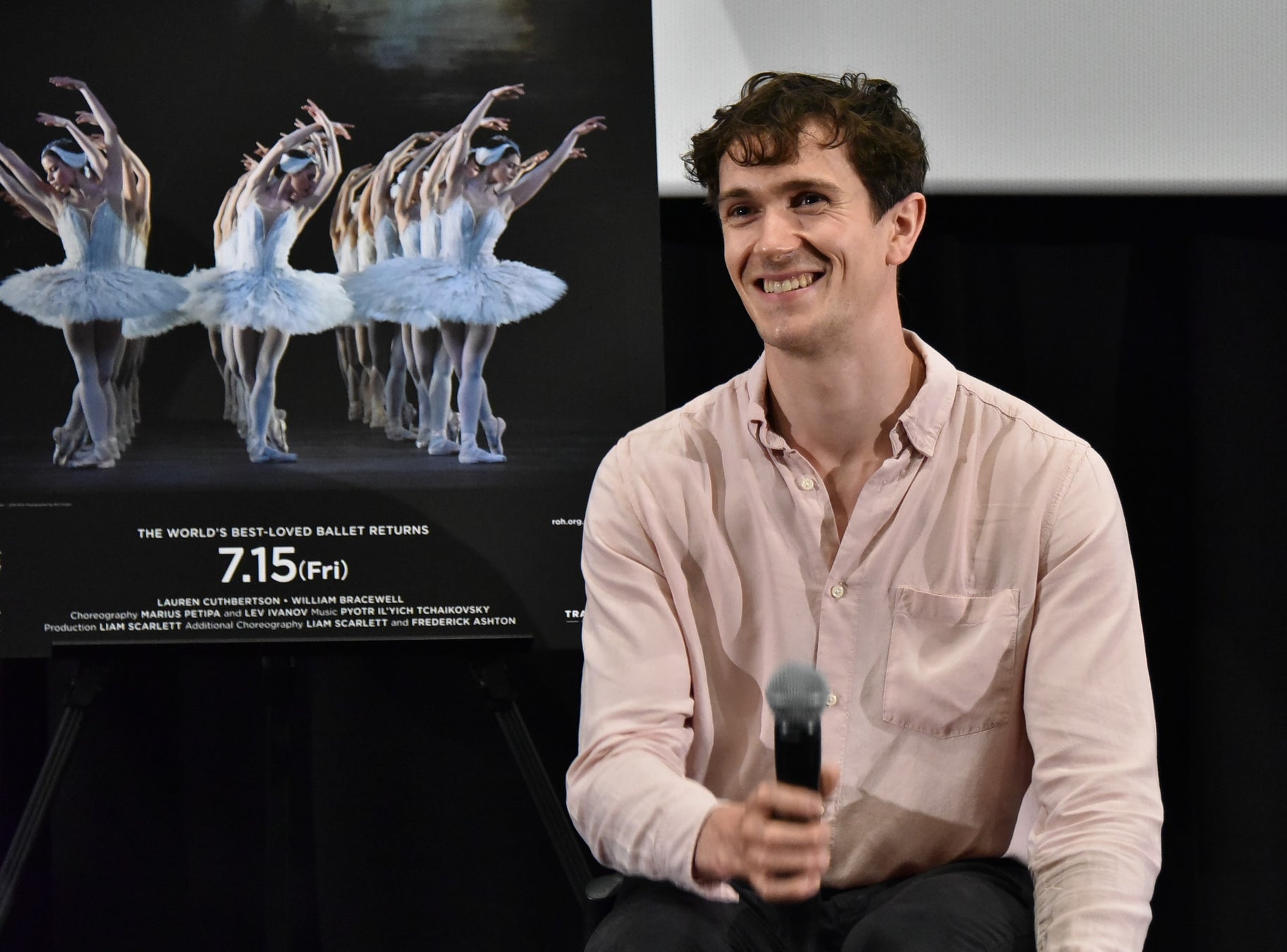 英国ロイヤル バレエ 白鳥の湖 7 15 金 公開記念 ロイヤル バレエ ガラ来日公演記念 日本への思い 日本人ダンサーへの称賛を熱く語る プリンシパルダンサーのウィリアム ブレイスウェル 東宝東和株式会社のプレスリリース 英国ロイヤル バレエ 白鳥の湖 7 15 金 公開記念 ロイヤル バレエ ガラ来日公演記念 日本への思い 日本人ダンサーへの称賛を熱く語る プリンシパルダンサーのウィリアム ブレイスウェル 東宝東和株式会社のプレスリリース