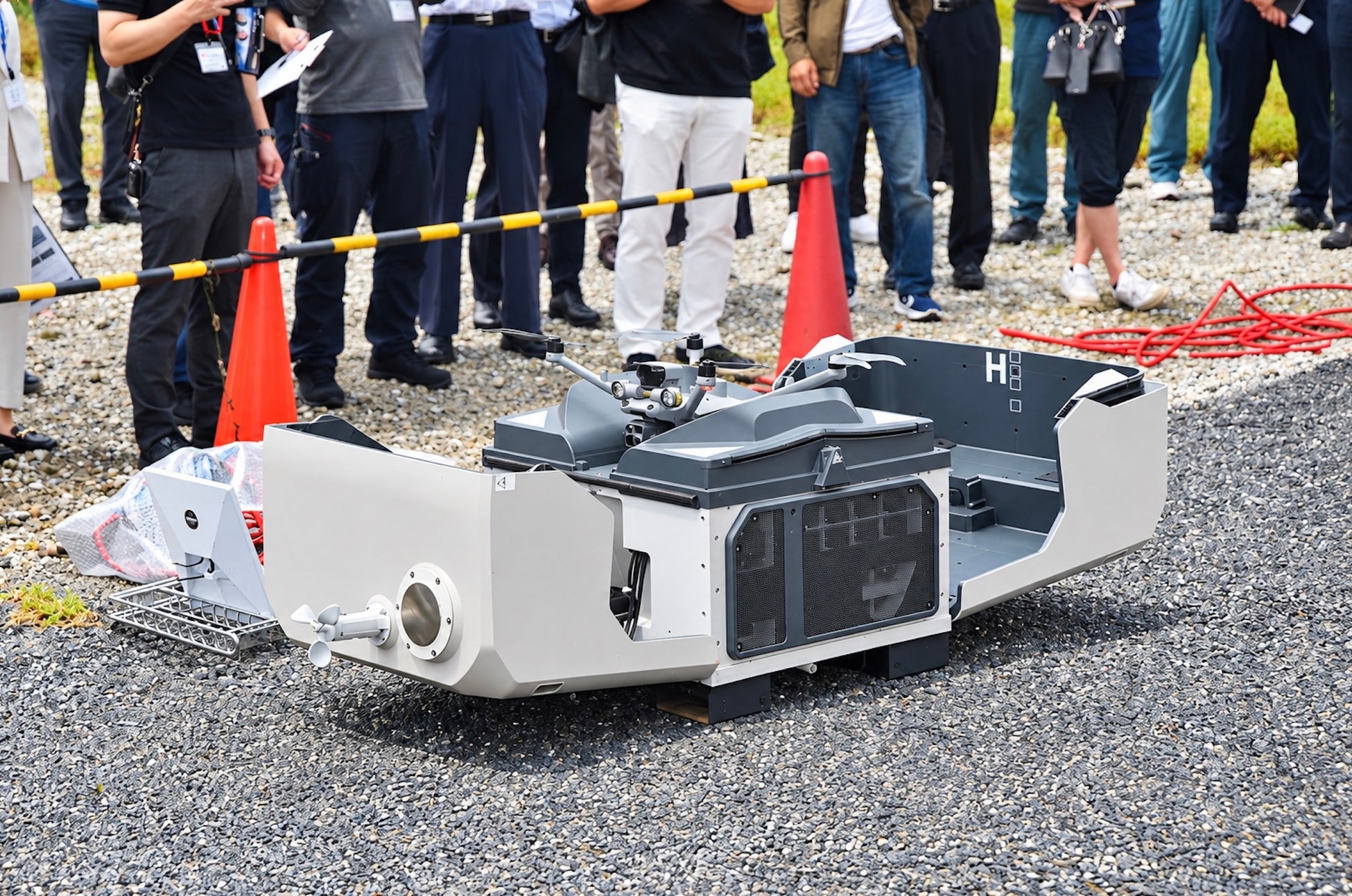 会場の敷地内に設置したDJI Dock 3と、実演を見学する参加者