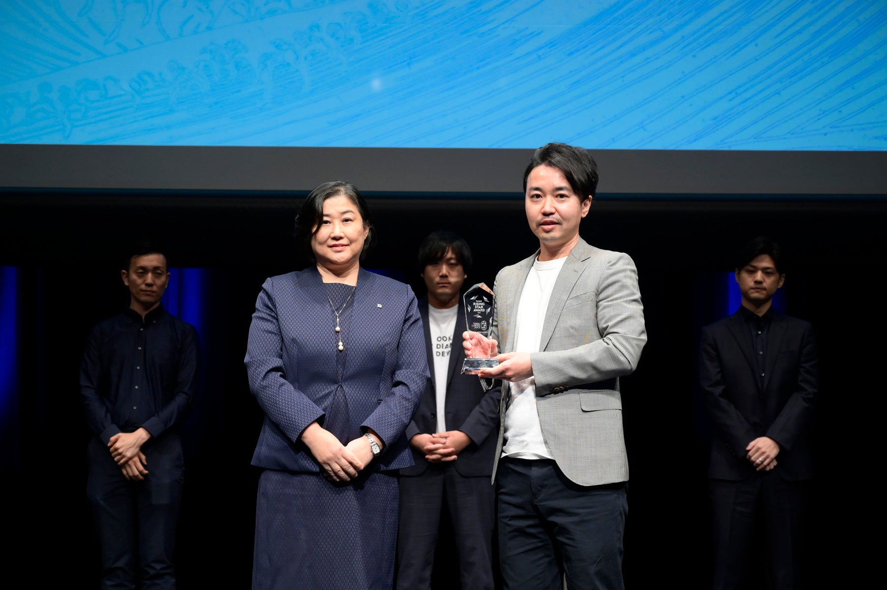 表彰の様子（左からサッポロ不動産開発 福原、FingerVision 濃野氏）