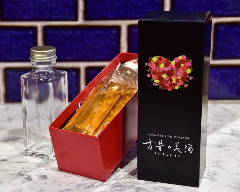 ソムリエのレクチャーのもと熟成古酒をブレンド