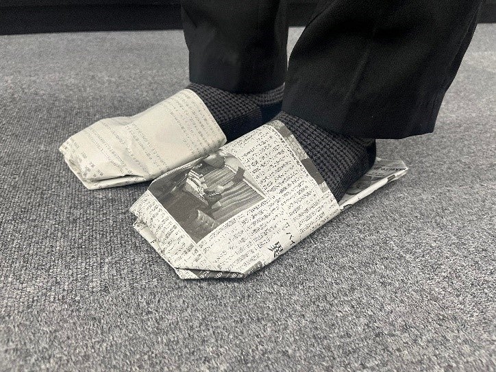 手作り防災グッズ 「新聞紙で作るスリッパ」