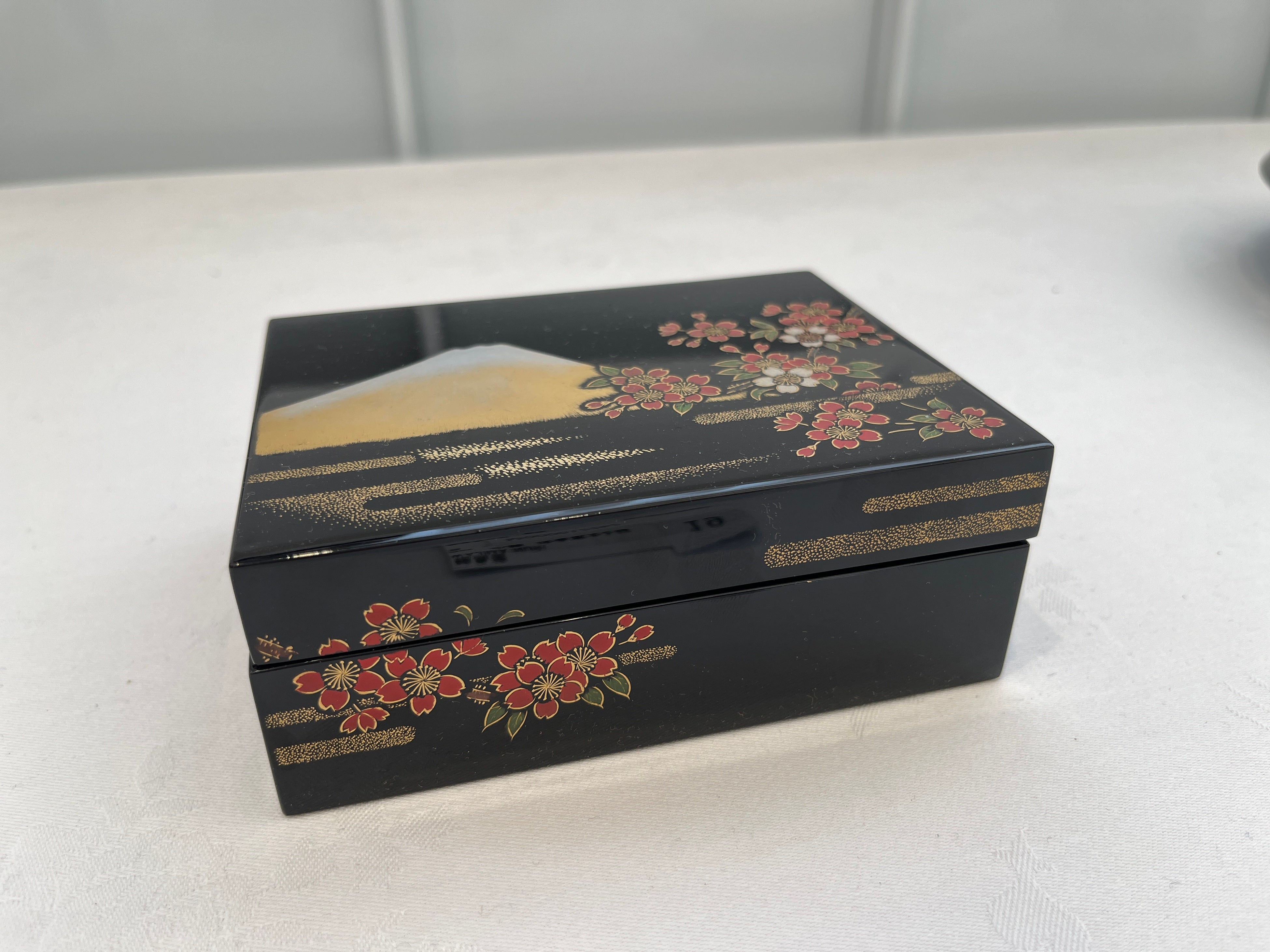 ▲能登半島地域の伝統工芸品を展示・販売 　※売上は全て被災地復興の義援金になります