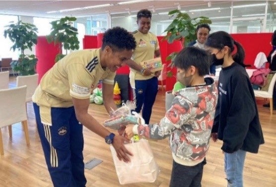 ▲ラグビー体験×フィジーへ文具を贈ろう