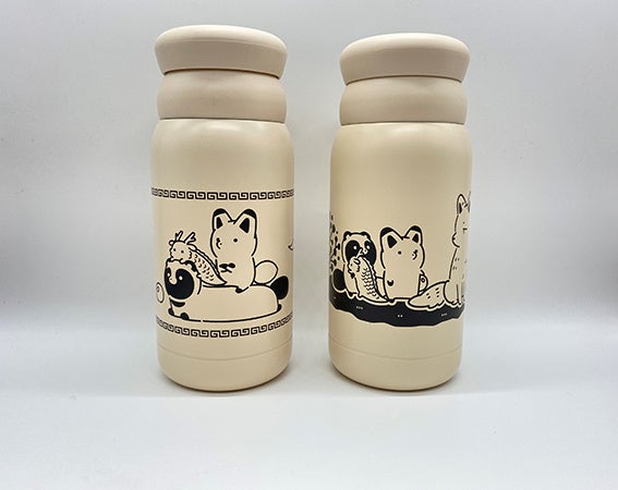 △『タヌキとキツネ』マカロンマグ（左：A／右：B）