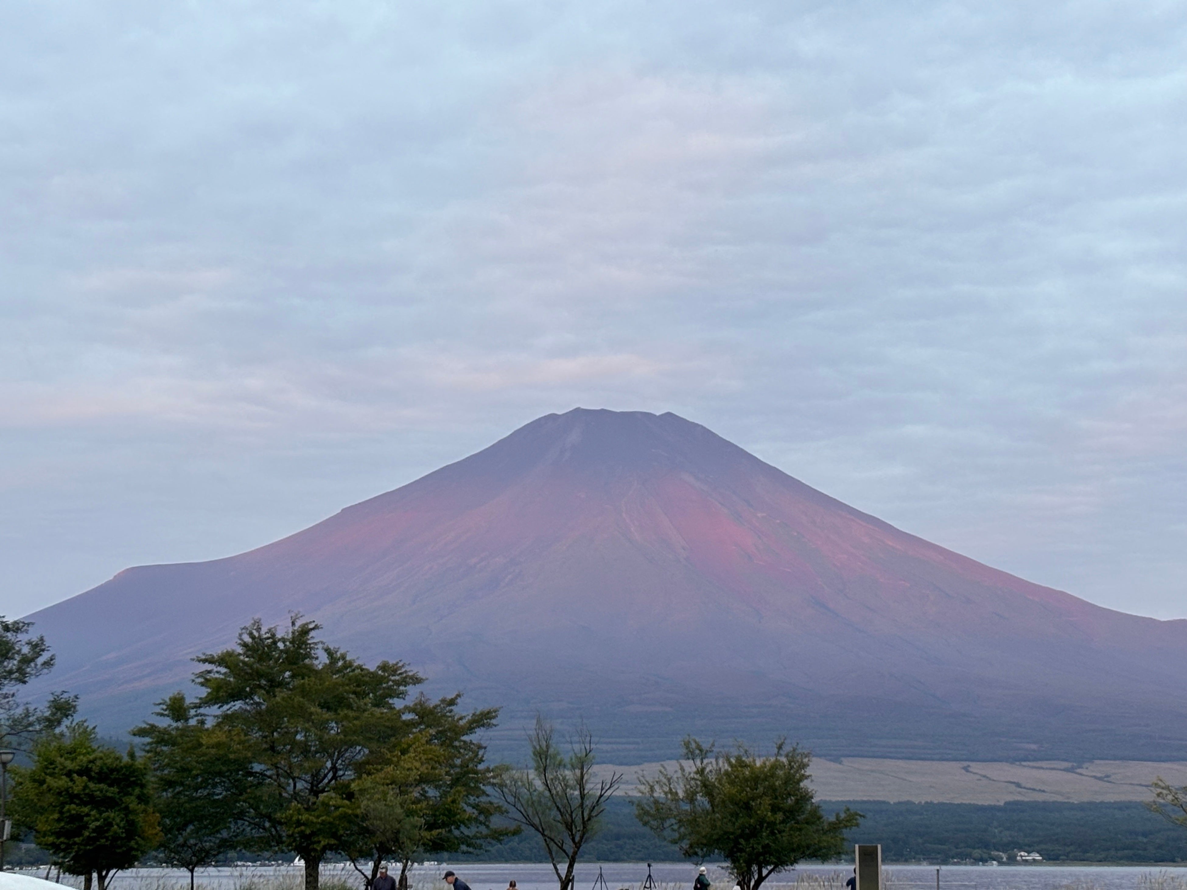 山中湖の「逆さ富士×熱気球」新観光スポット　雪化粧の富士山と　湖に映る逆さ富士をチャーターする絶景体験が定期開催