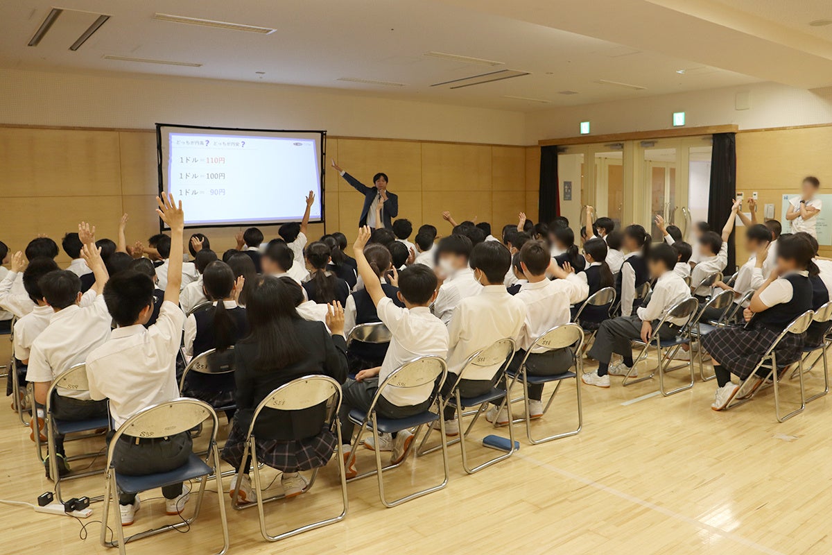 トレイダーズ証券:渋谷区立渋谷本町学園中学校にて取締役の外国為替ディーラー井口が金融経済教育の出張授業を行いました。